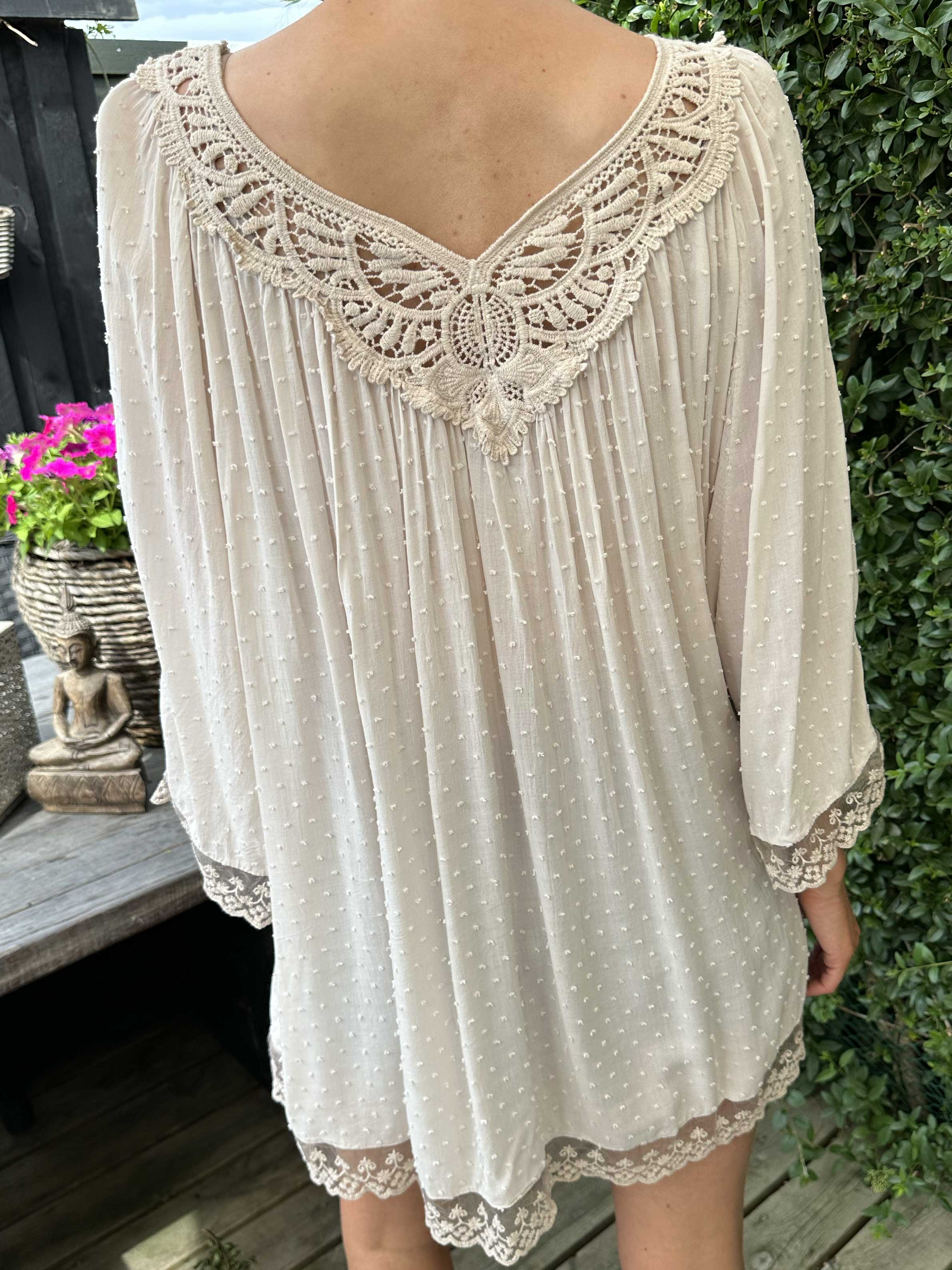 Benedicte - Sød tunika med broderet og blonde detaljer