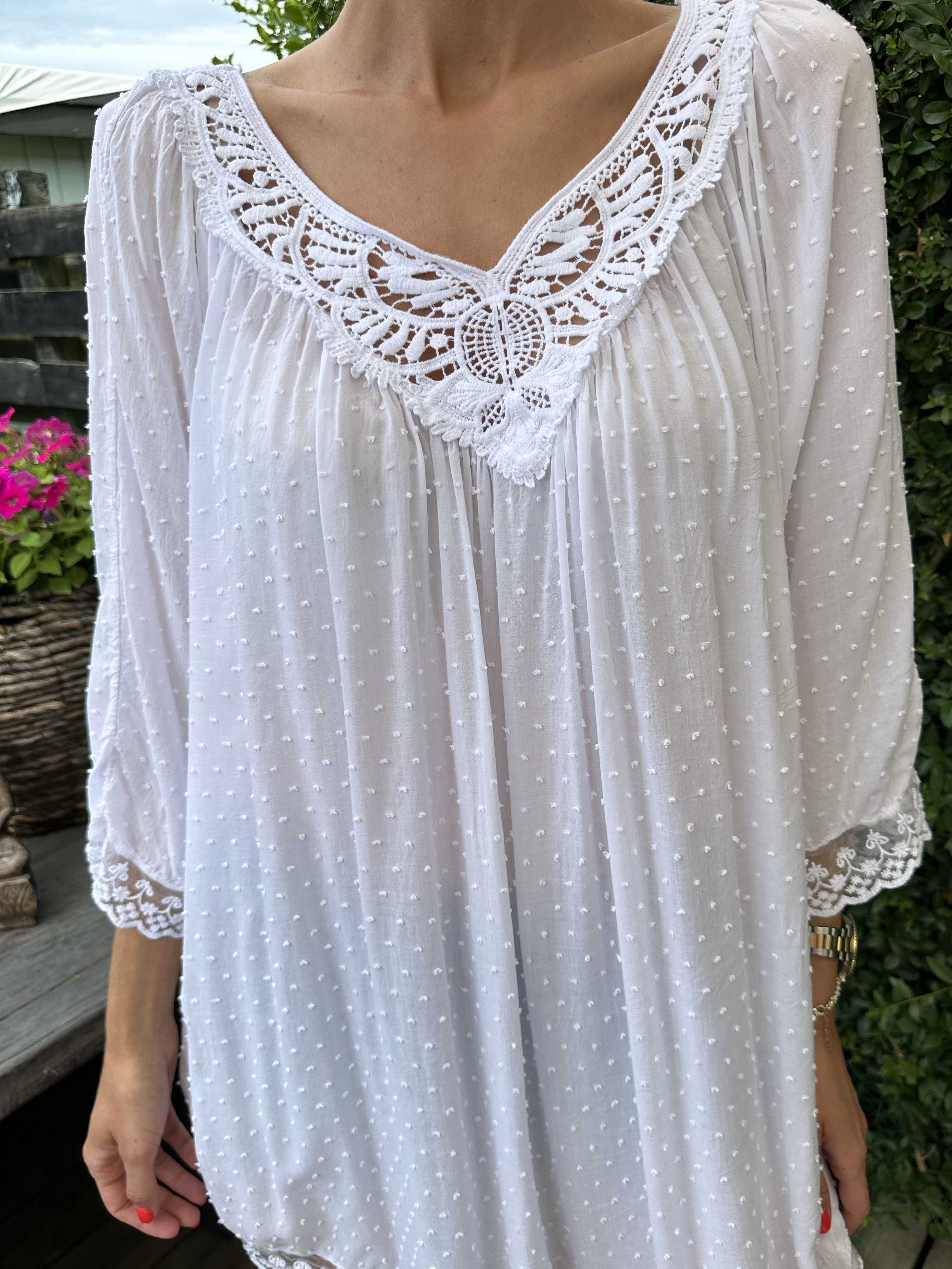 Benedicte - Sød tunika med broderet og blonde detaljer