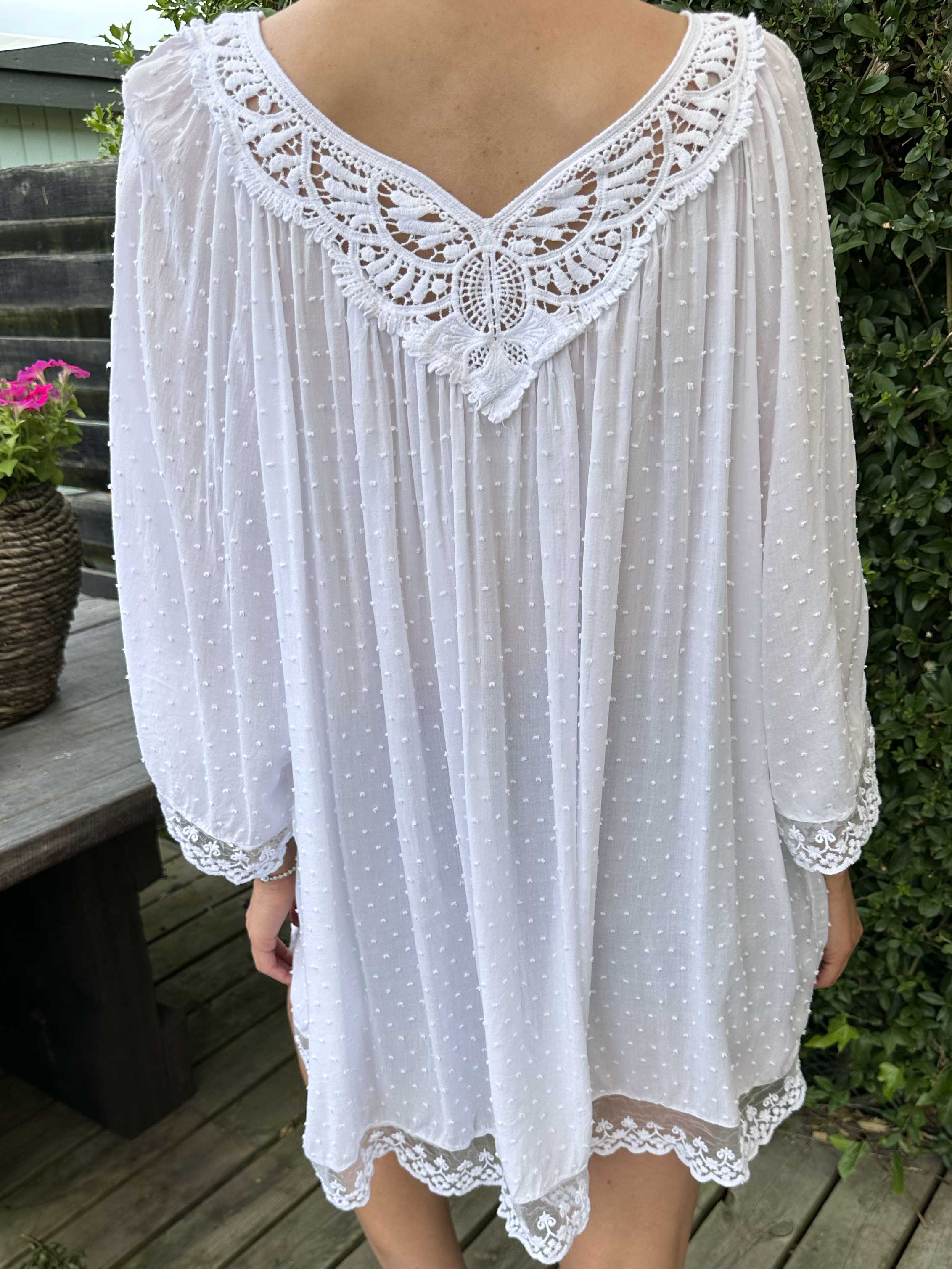 Benedicte - Sød tunika med broderet og blonde detaljer