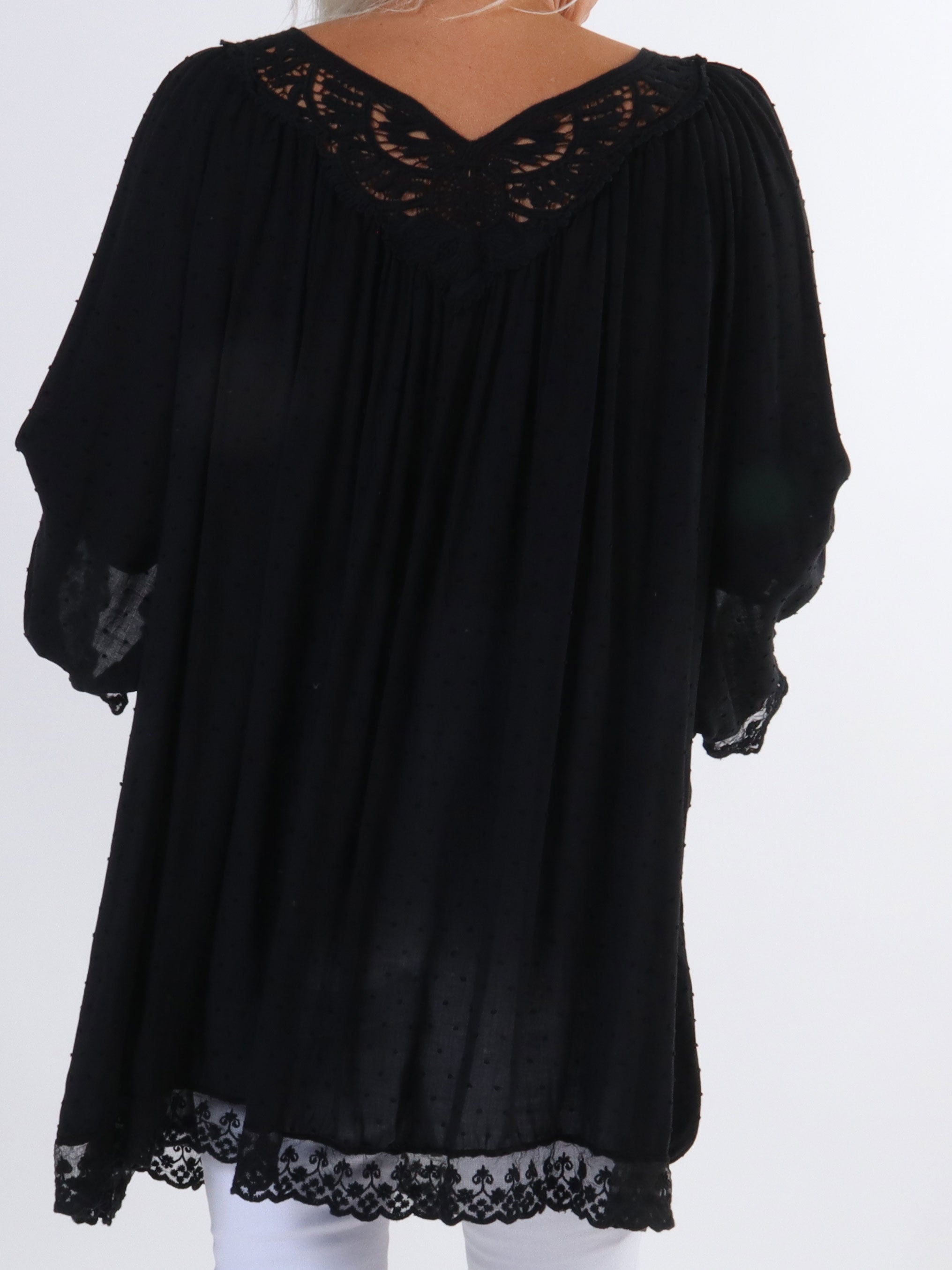 Benedicte - Sød plus size tunika med broderet og blonde detaljer