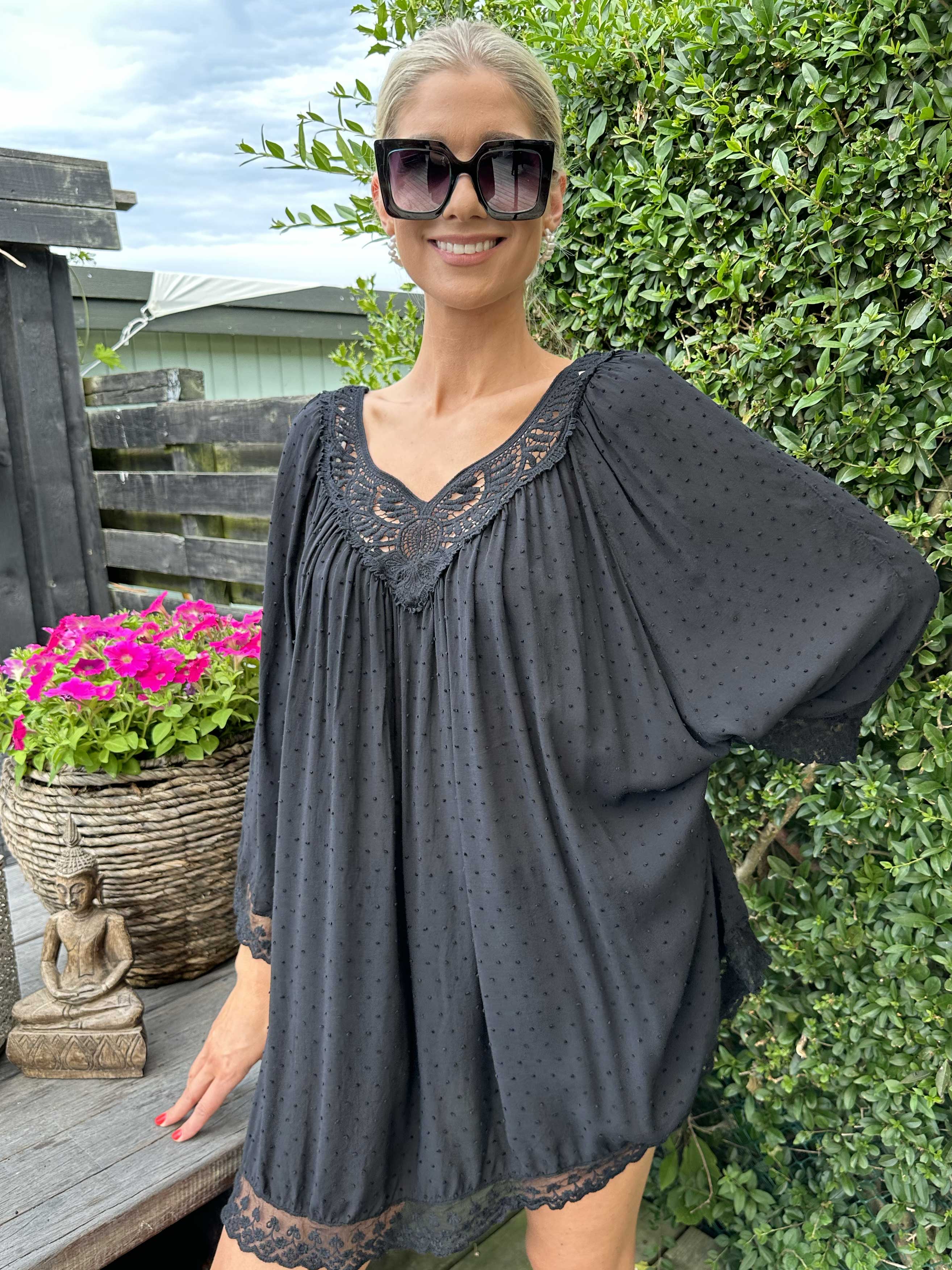 Benedicte - Sød tunika med broderet og blonde detaljer