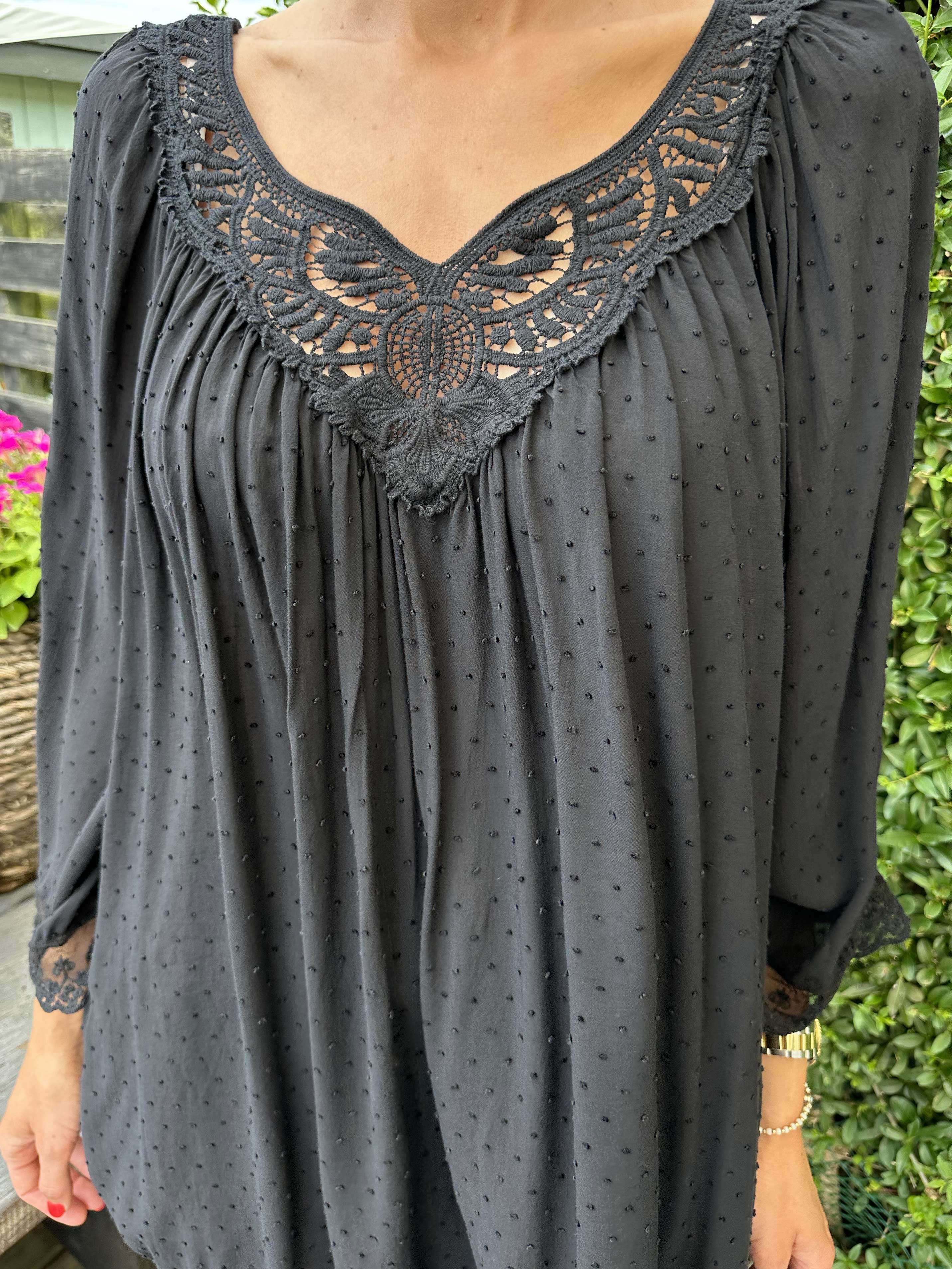 Benedicte - Sød tunika med broderet og blonde detaljer