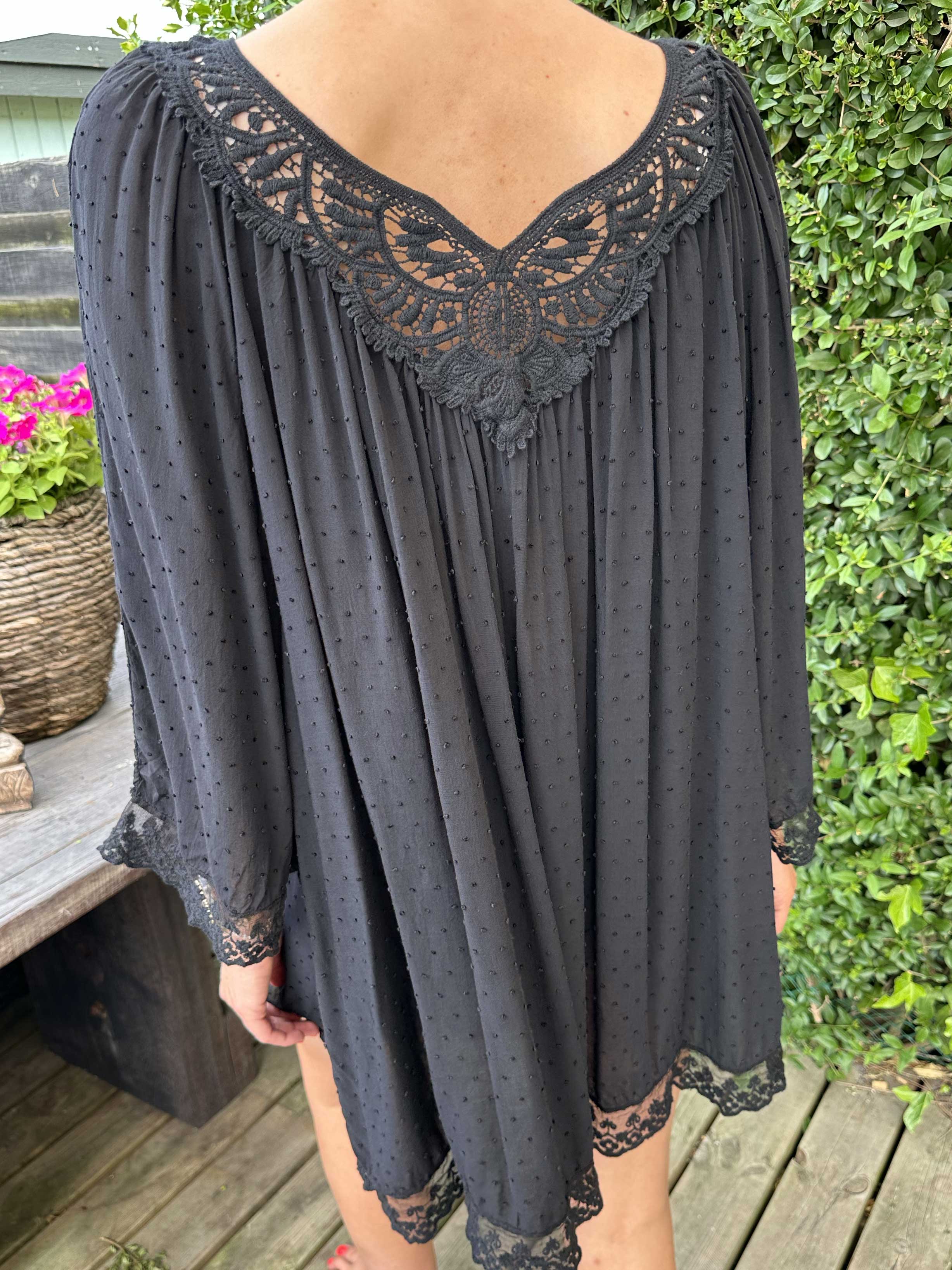 Benedicte - Sød tunika med broderet og blonde detaljer