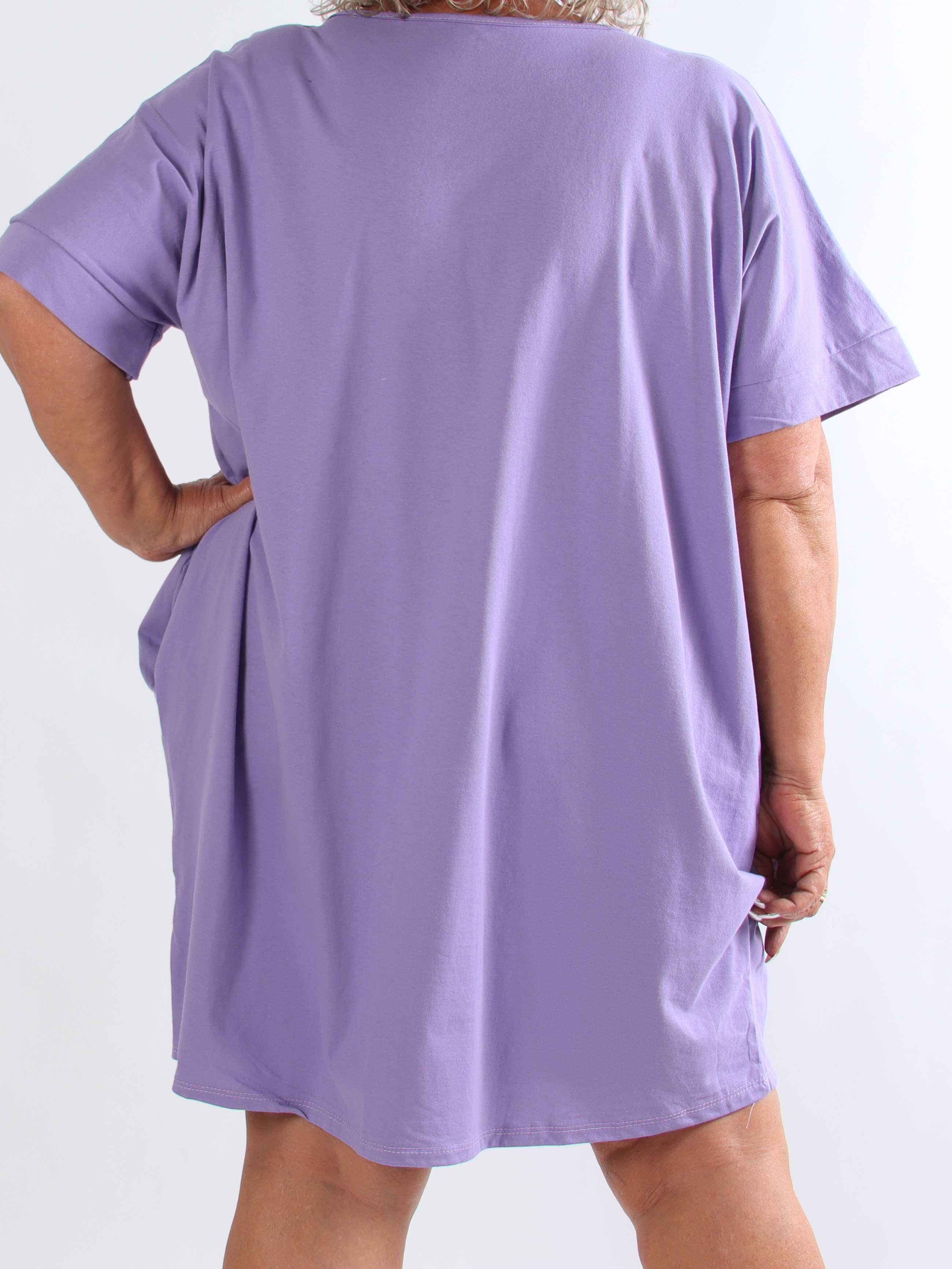Berna - Plus size t-shirtkjole i bomuld med lommer og glimtende “VOGUE”-detalje