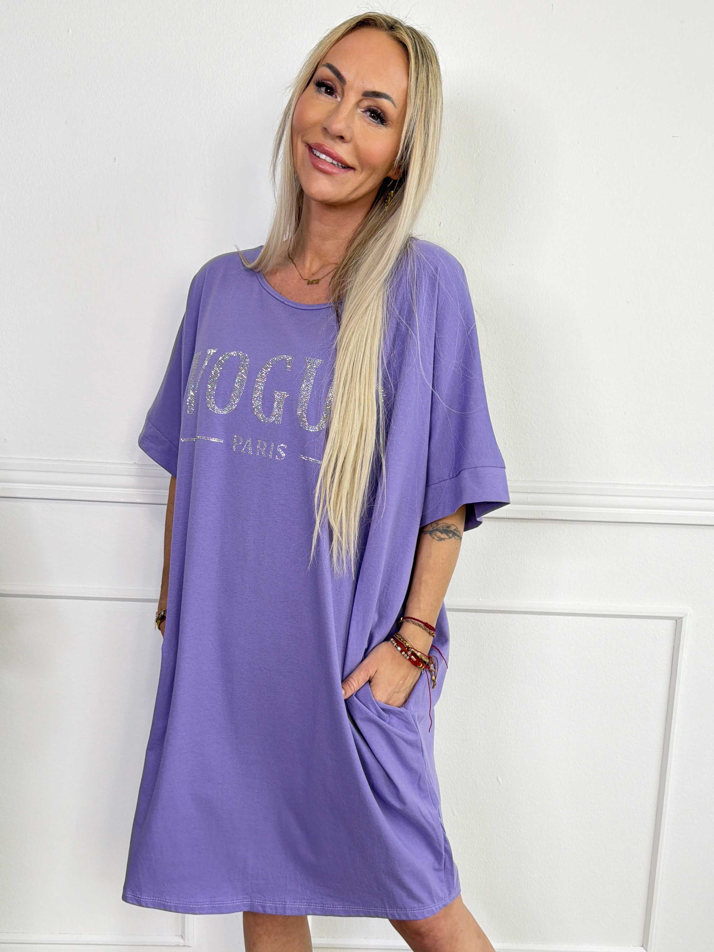 Berna - T-shirtkjole i bomuld med lommer og glimtende “VOGUE”-detalje
