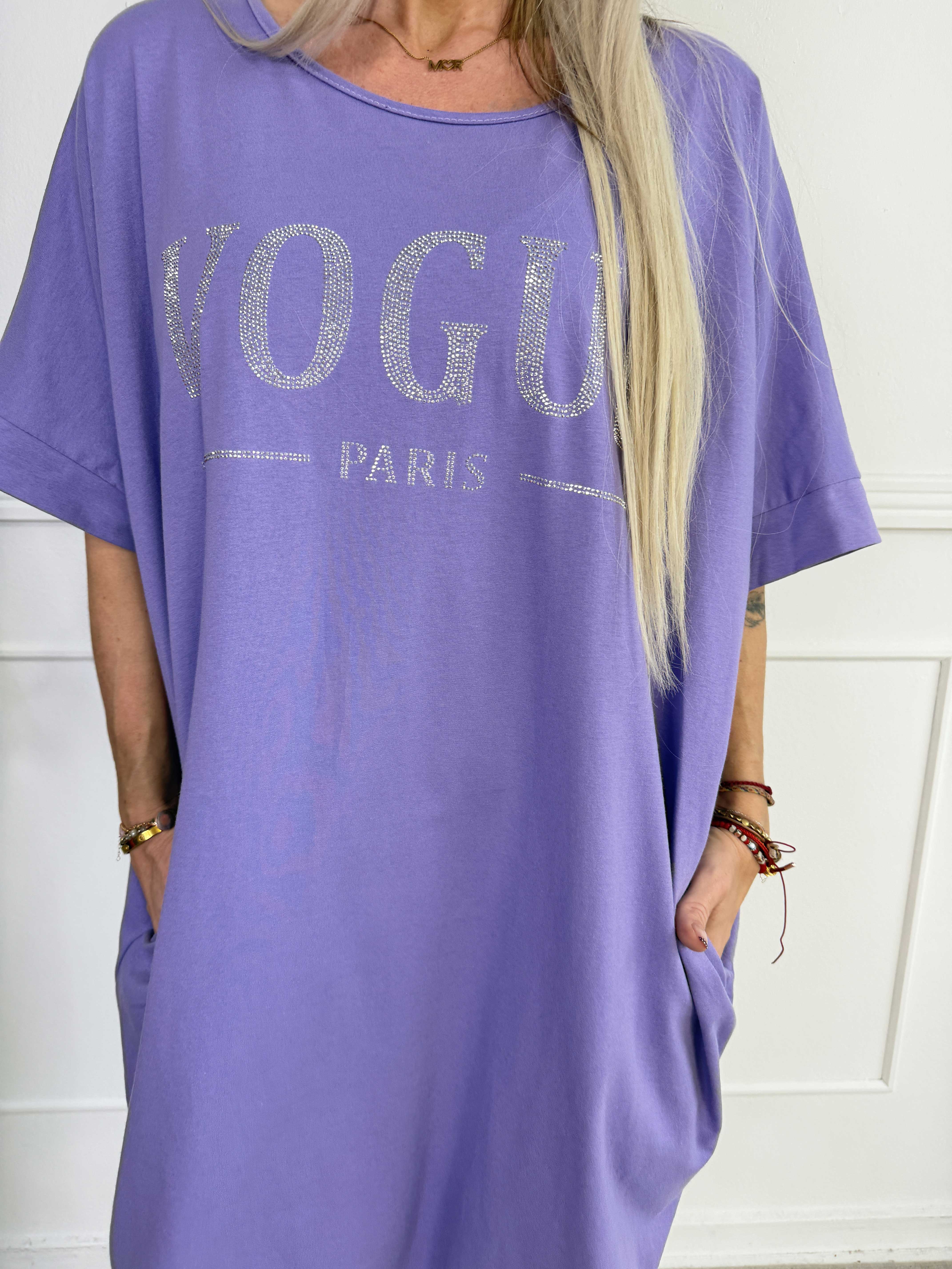 Berna - T-shirtkjole i bomuld med lommer og glimtende “VOGUE”-detalje