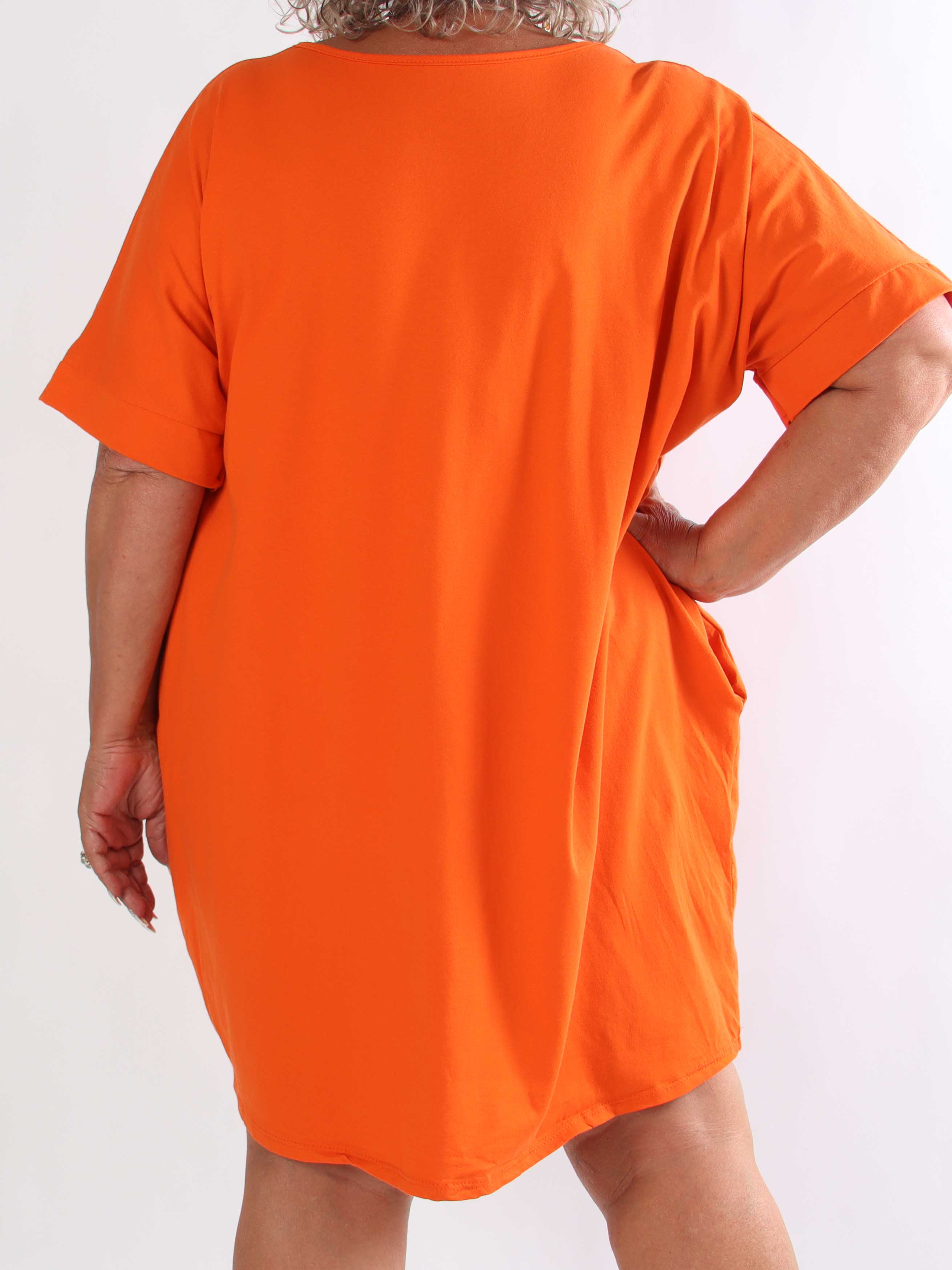 Berna - Plus size t-shirtkjole i bomuld med lommer og glimtende “VOGUE”-detalje