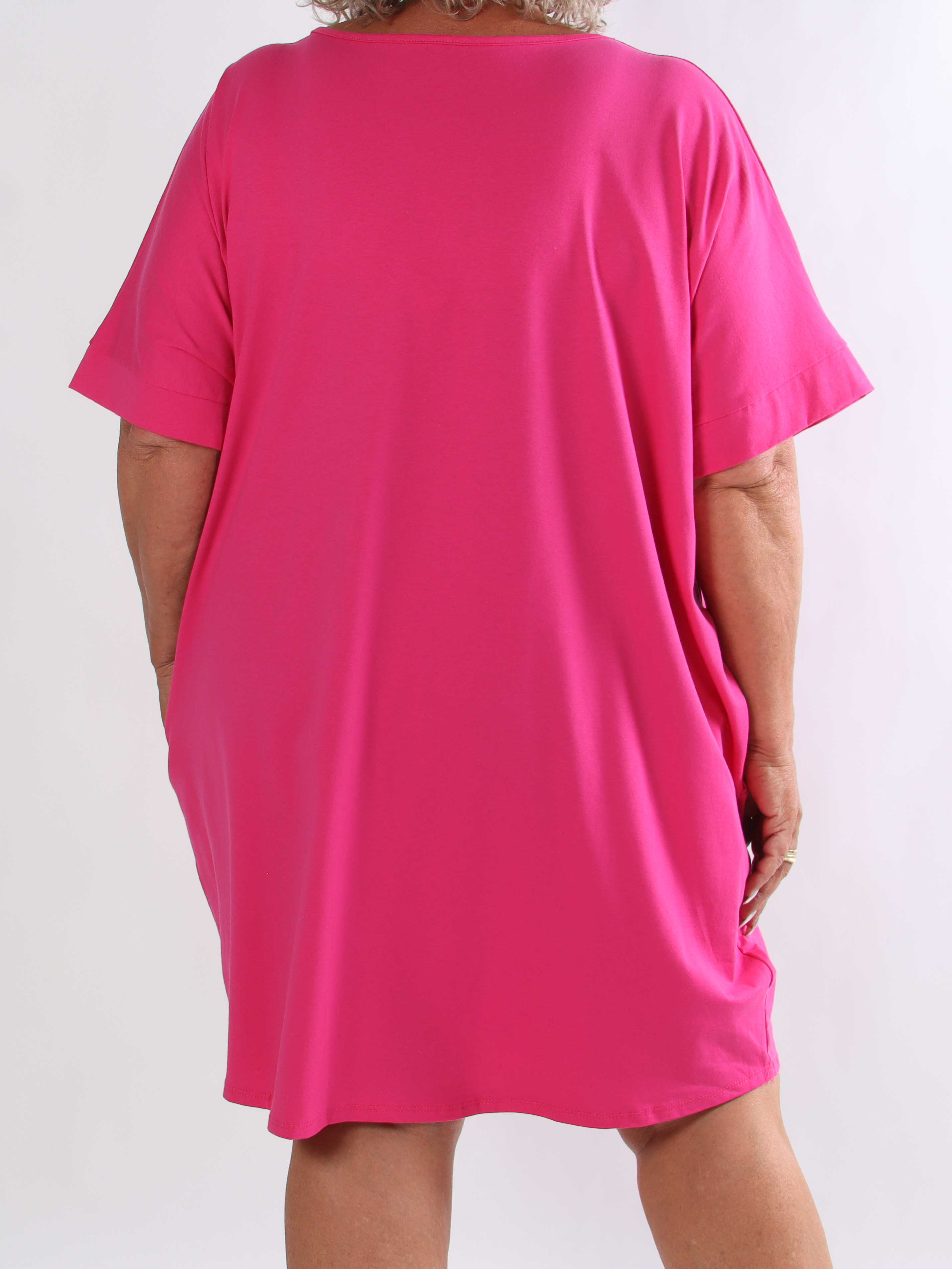 Berna - Plus size t-shirtkjole i bomuld med lommer og glimtende “VOGUE”-detalje