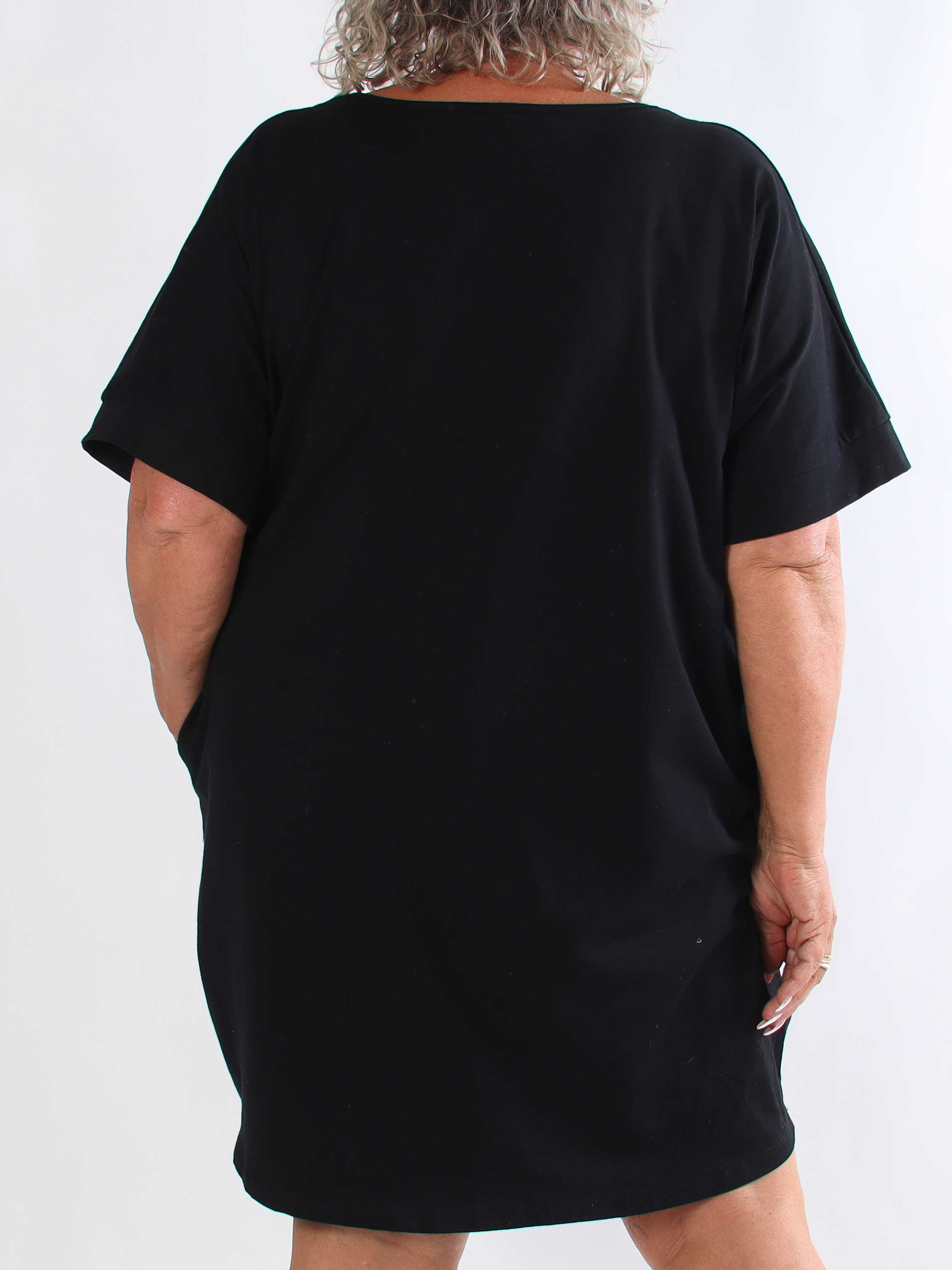 Berna - Plus size t-shirtkjole i bomuld med lommer og glimtende “VOGUE”-detalje