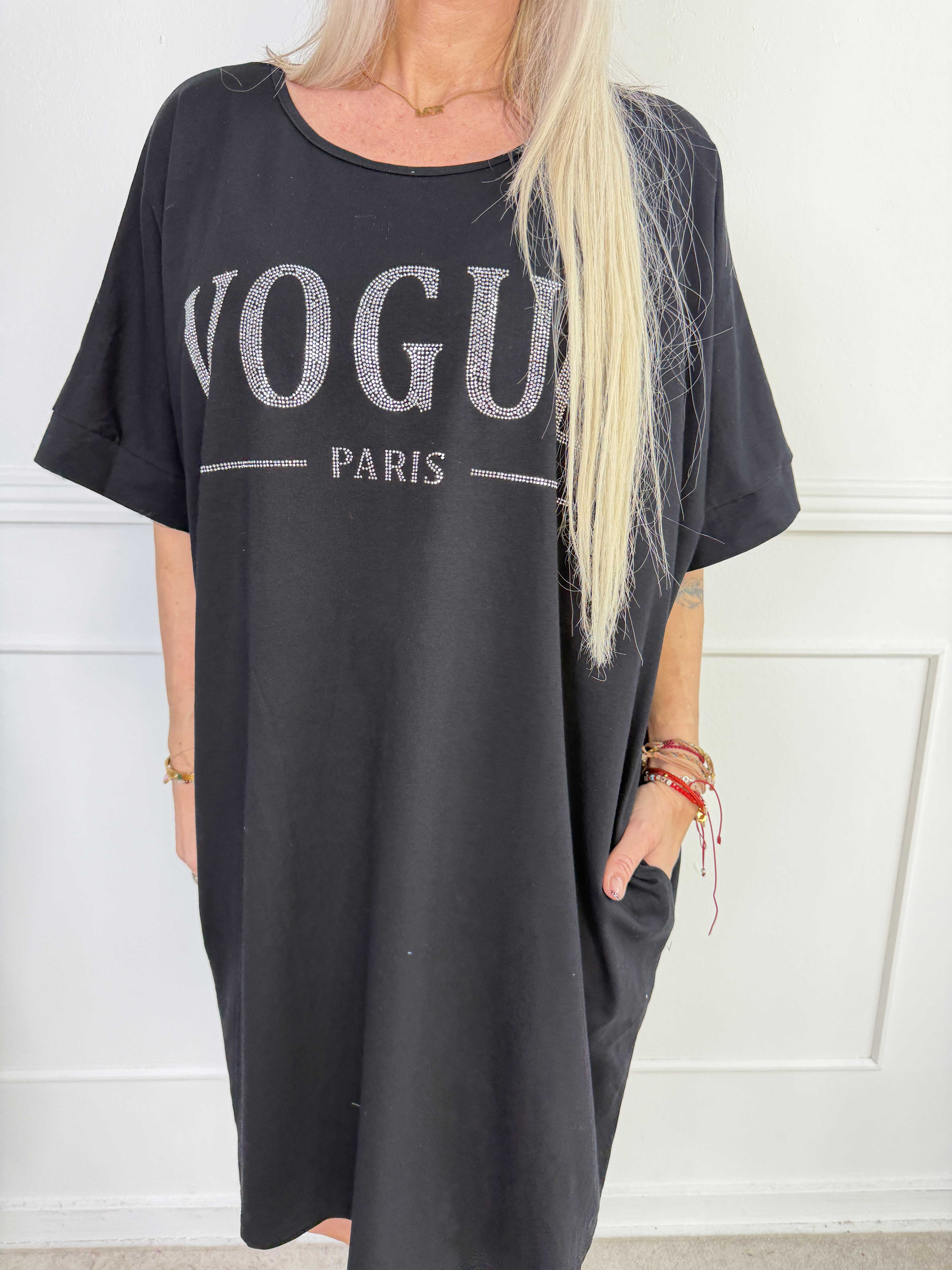 Berna - T-shirtkjole i bomuld med lommer og glimtende “VOGUE”-detalje