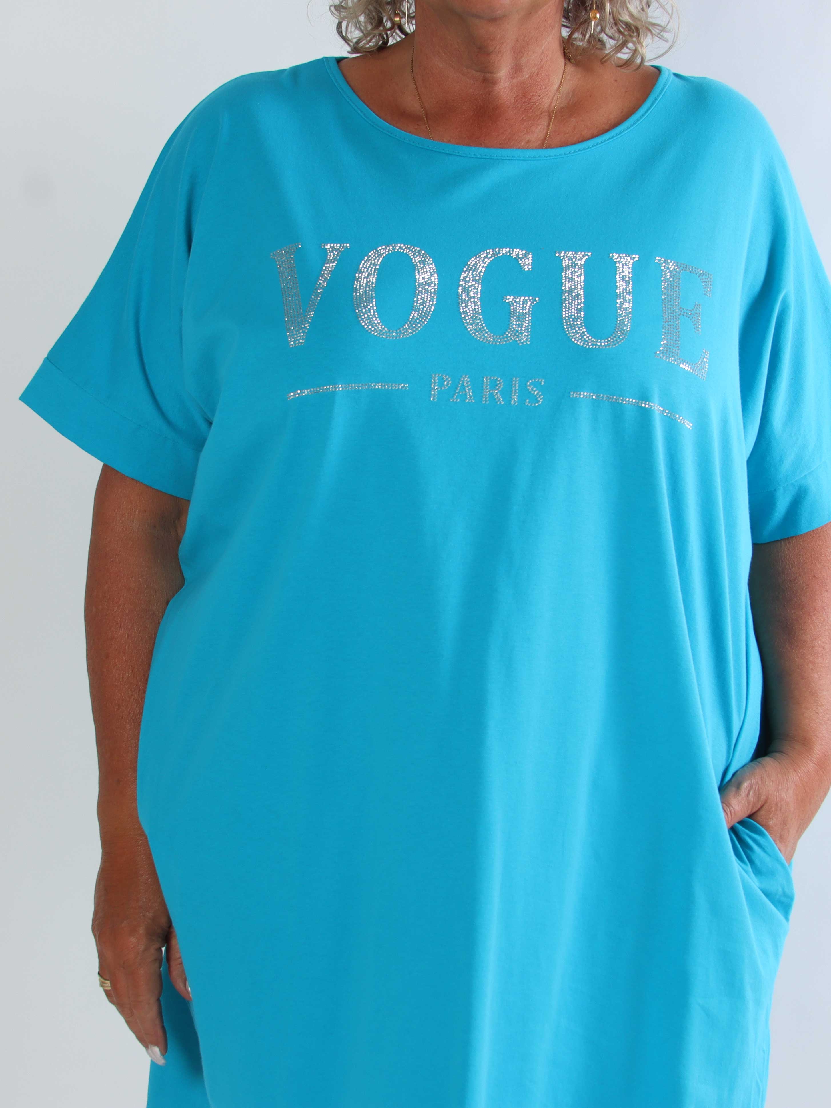 Berna - Plus size t-shirtkjole i bomuld med lommer og glimtende “VOGUE”-detalje