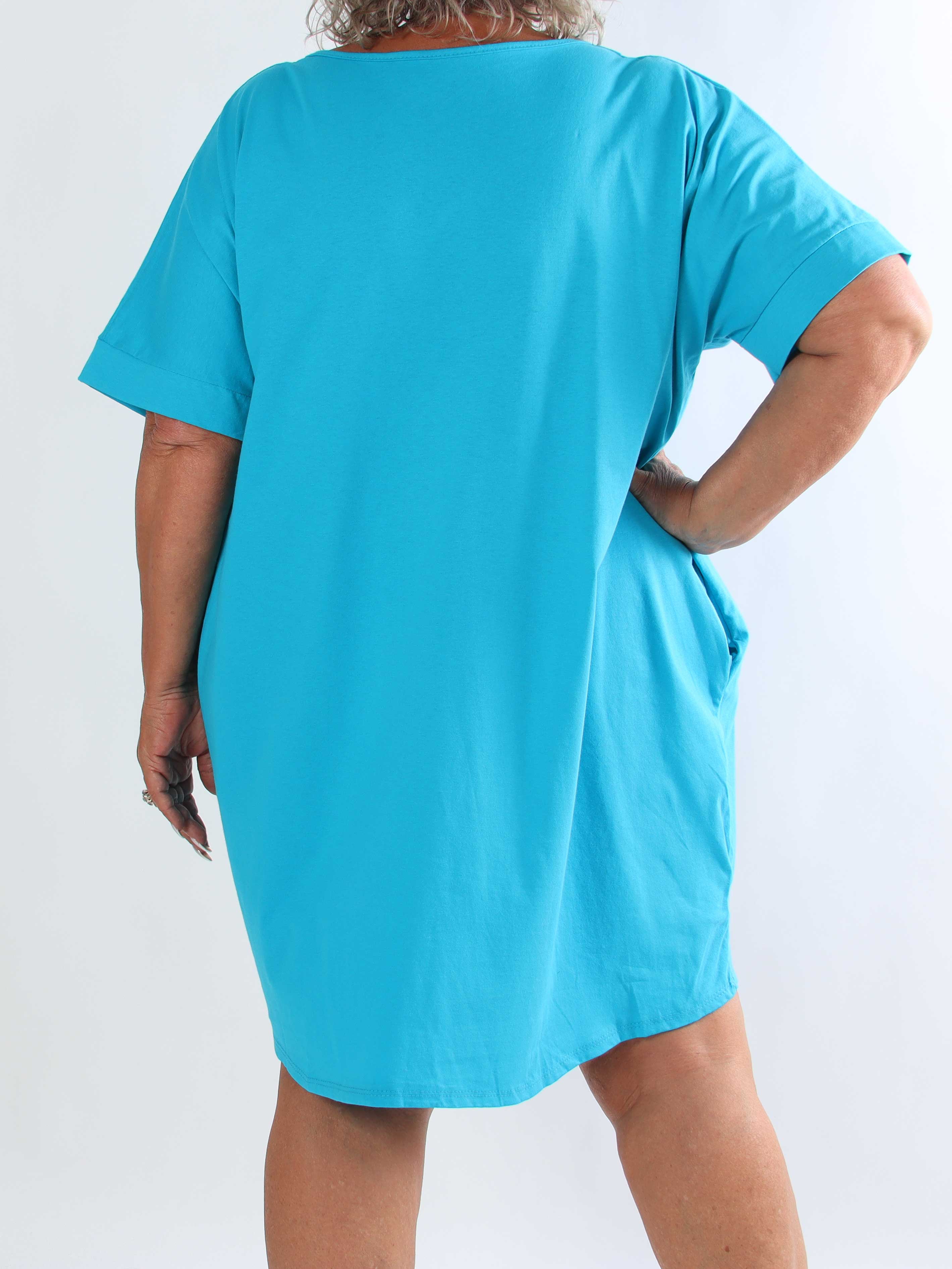 Berna - Plus size t-shirtkjole i bomuld med lommer og glimtende “VOGUE”-detalje