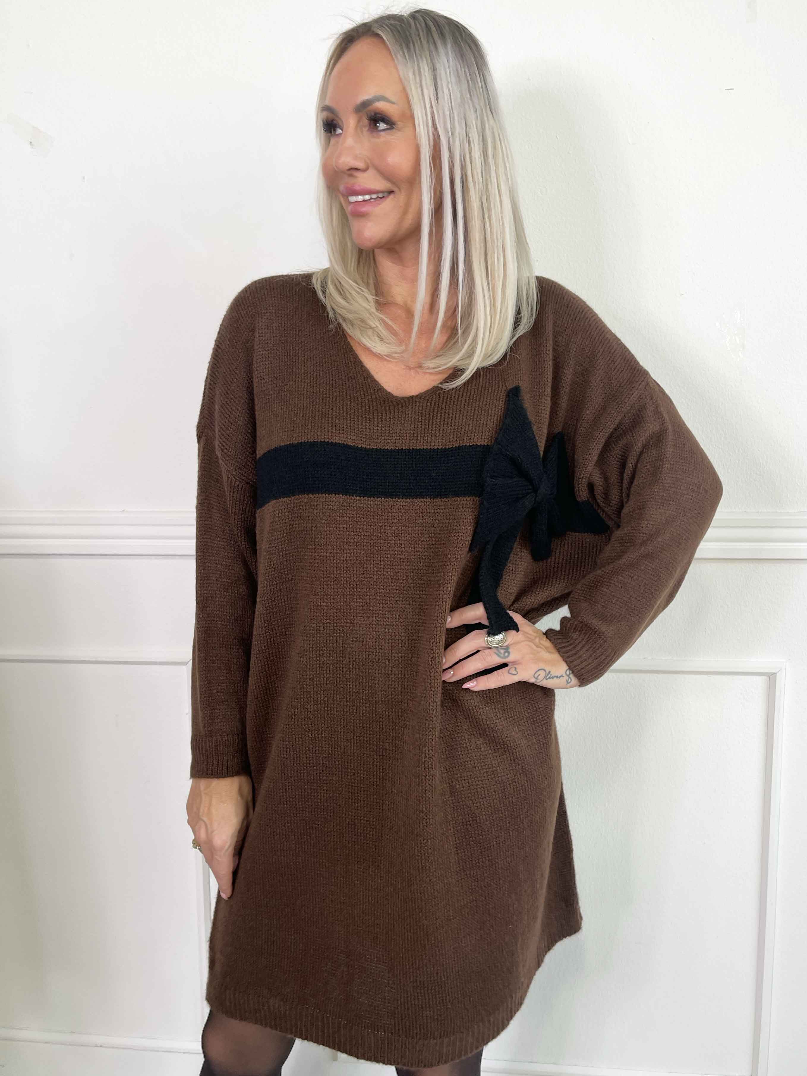 Berra - Strikkjole med bånd og sløjfe