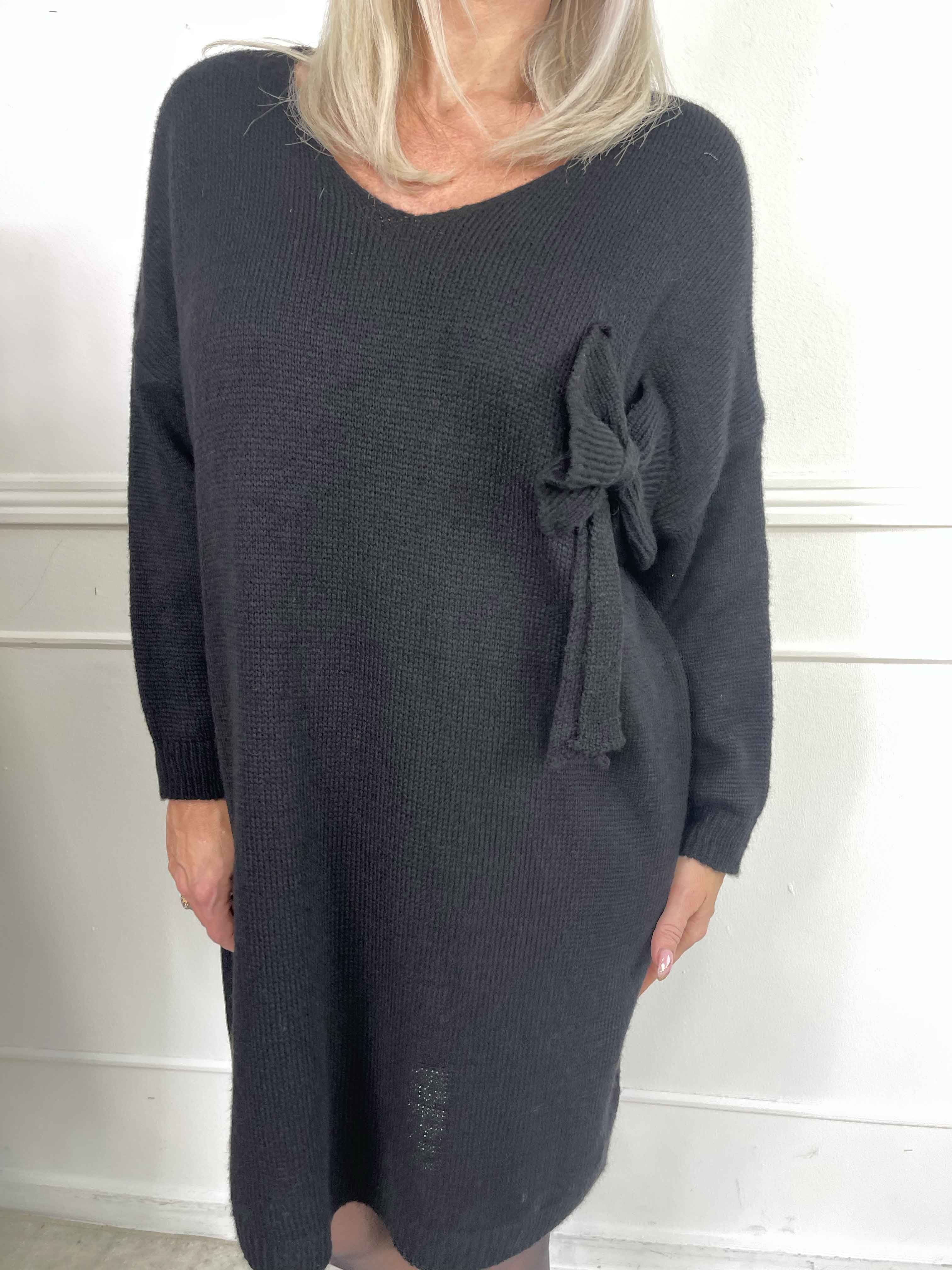 Berra - Strikkjole med bånd og sløjfe