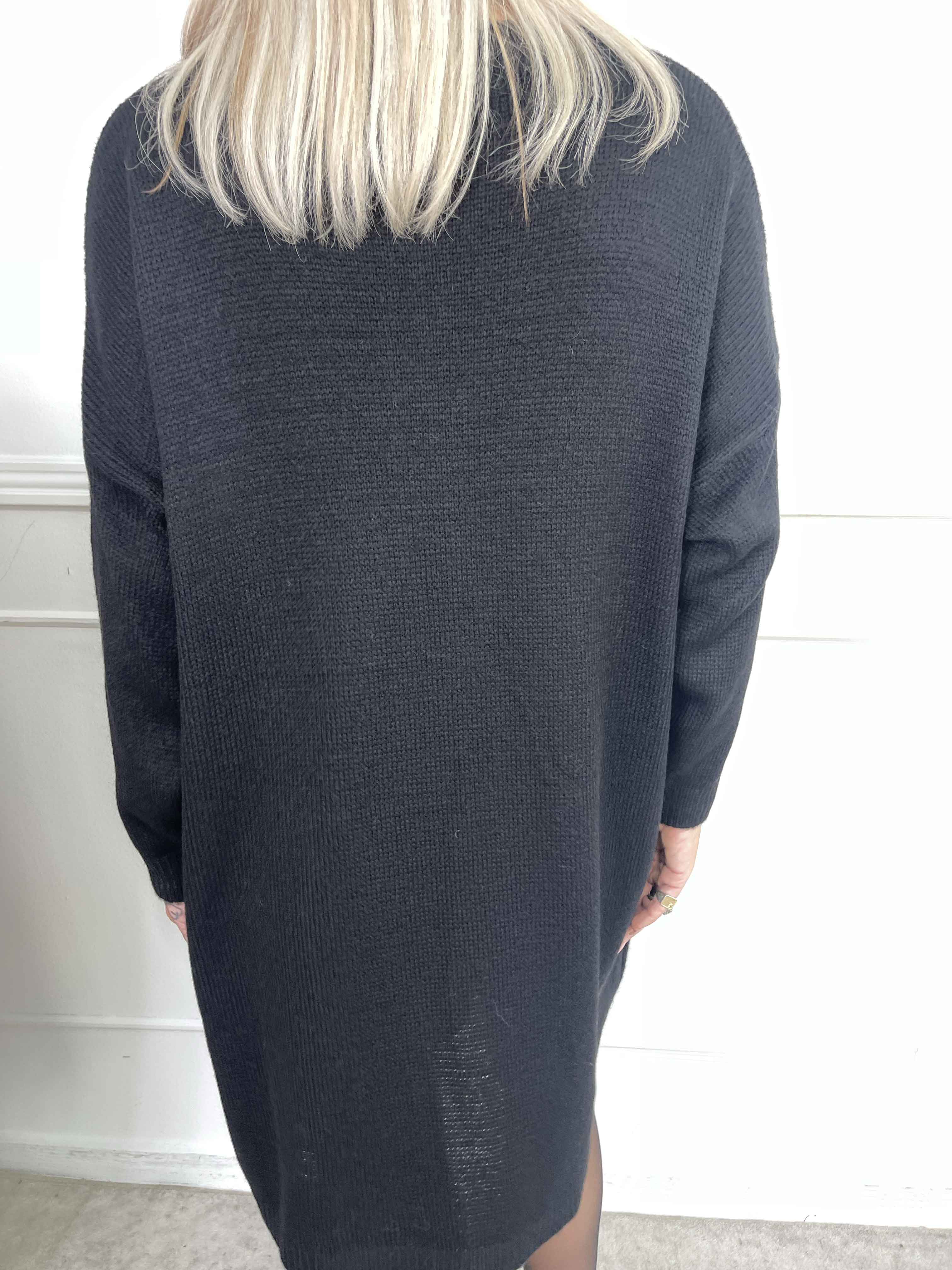 Berra - Strikkjole med bånd og sløjfe