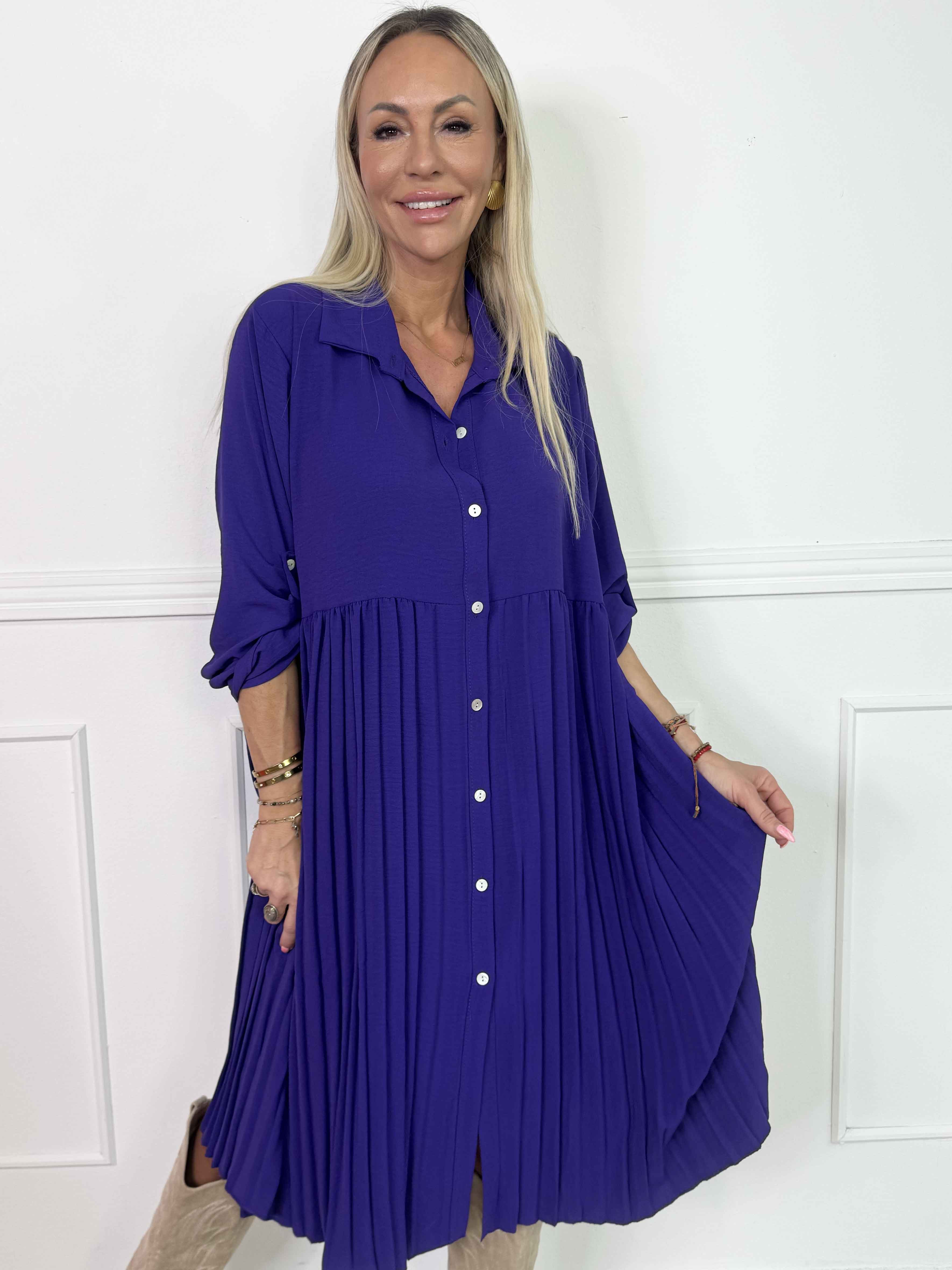 Betsy - Elegant skjortekjole i blød viskose med plisseret skørt