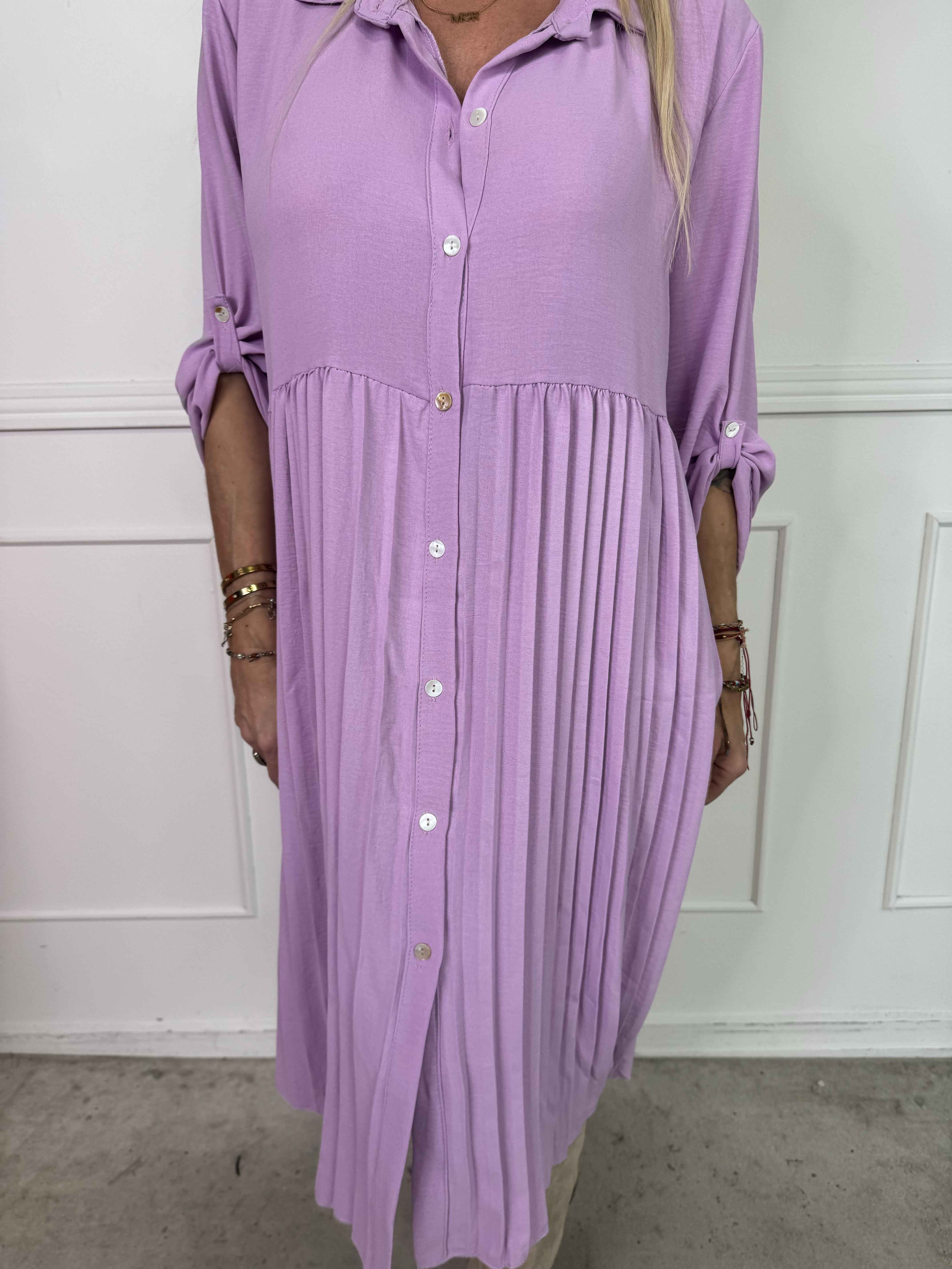 Betsy - Elegant skjortekjole i blød viskose med plisseret skørt