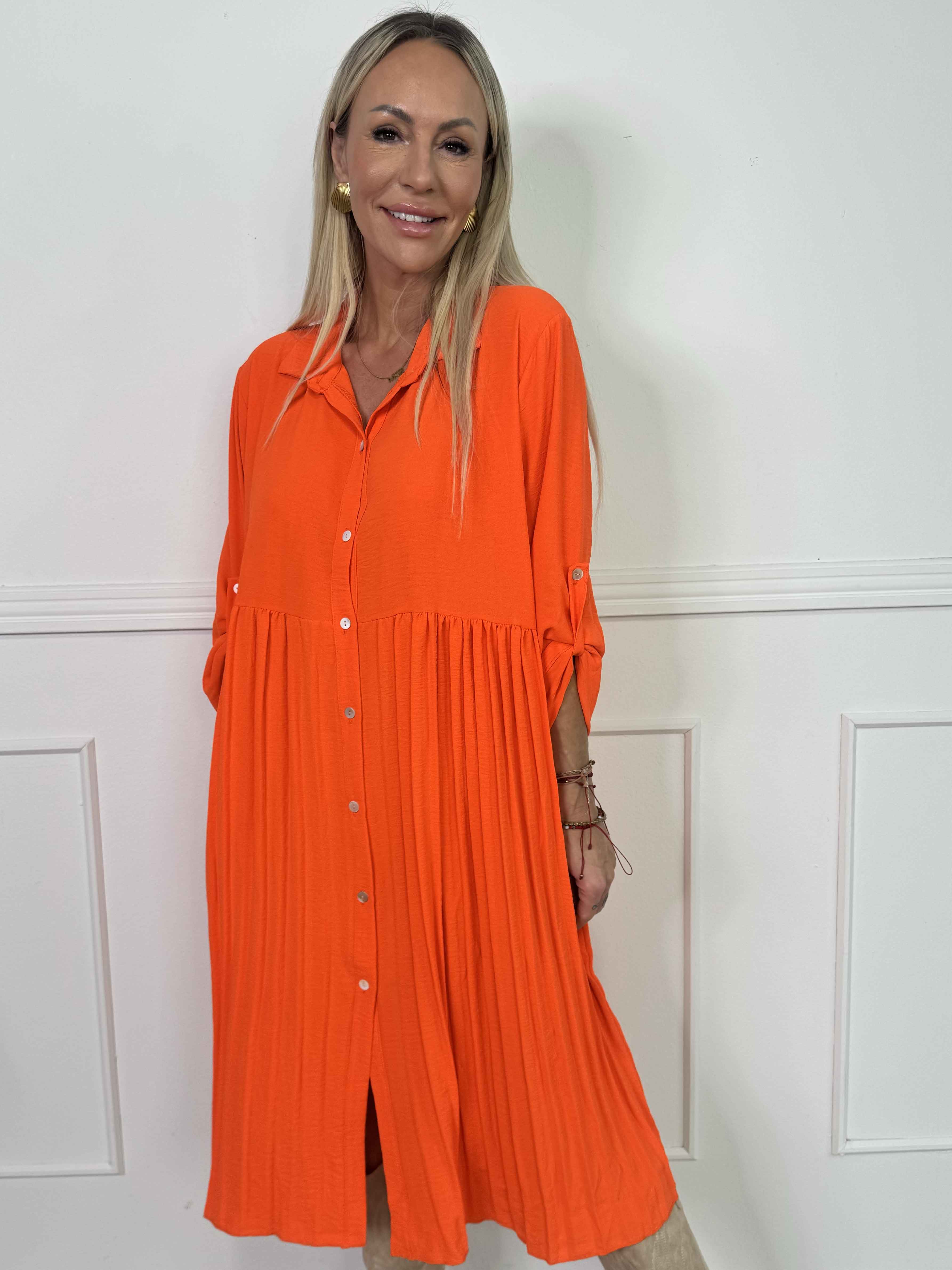 Betsy - Elegant skjortekjole i blød viskose med plisseret skørt