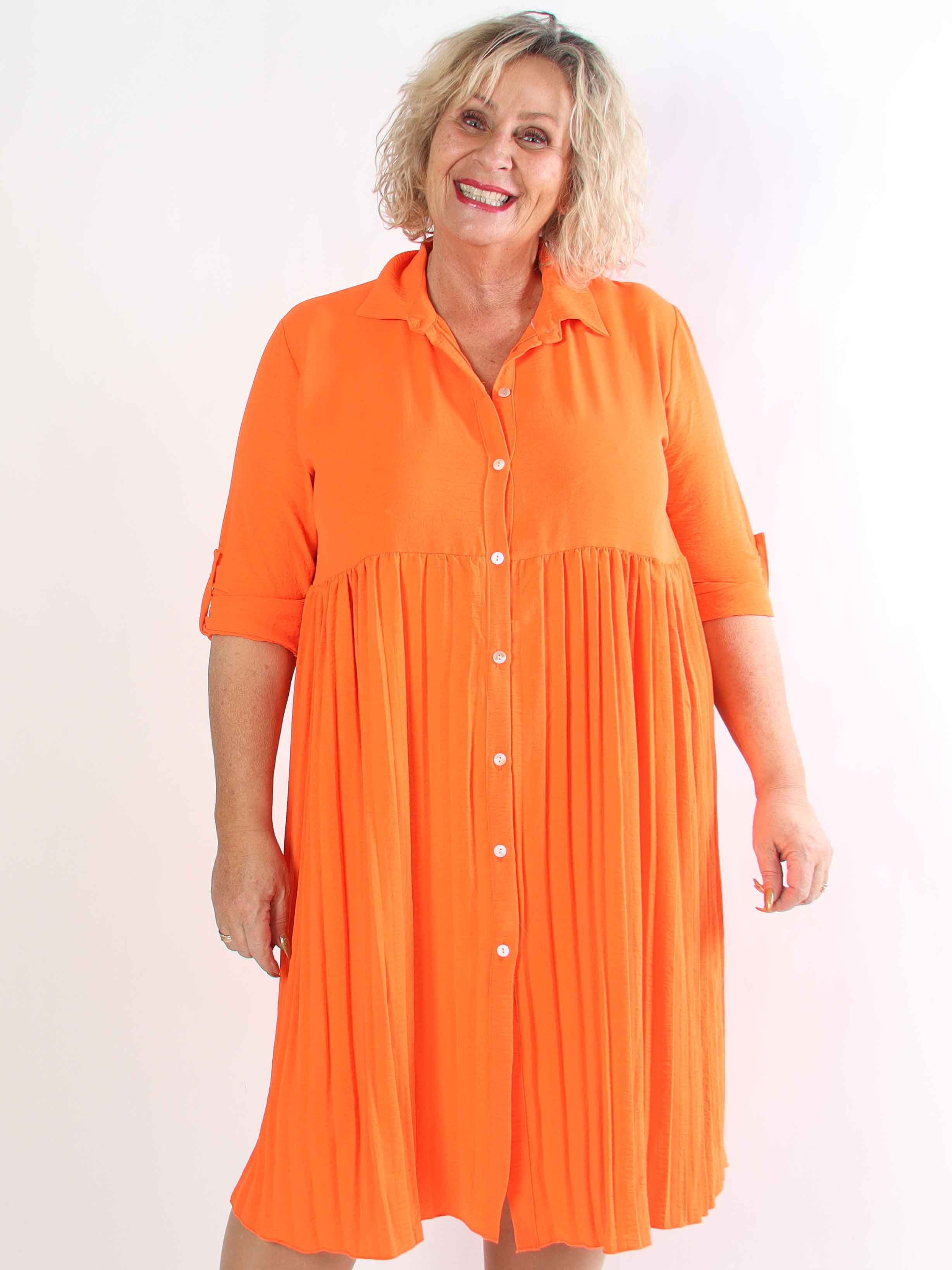 Betsy - Plus size skjortekjole i blød viskose med plisseret skørt