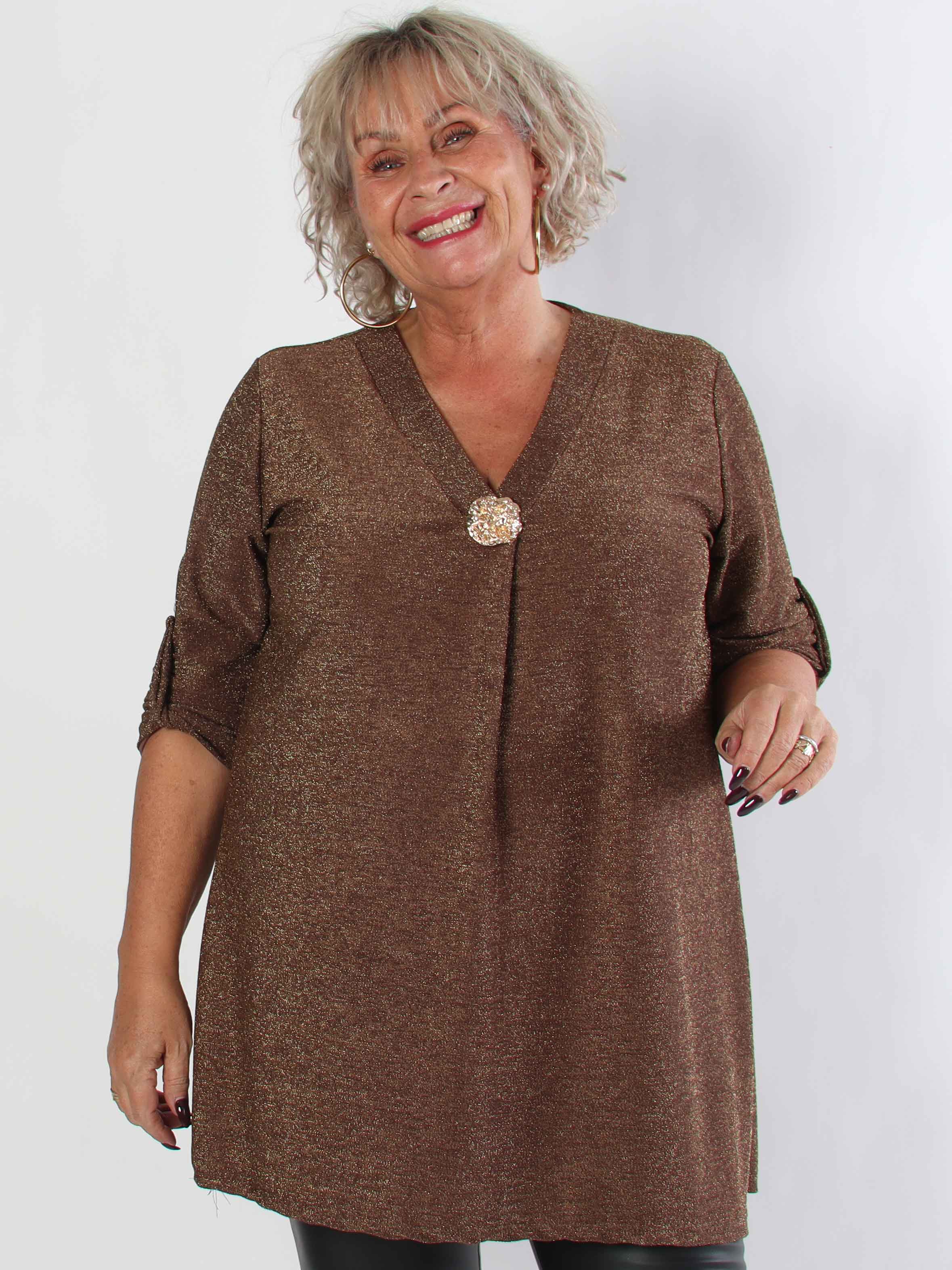Betty - Sød glitrende plus size tunikakjole med guld broche