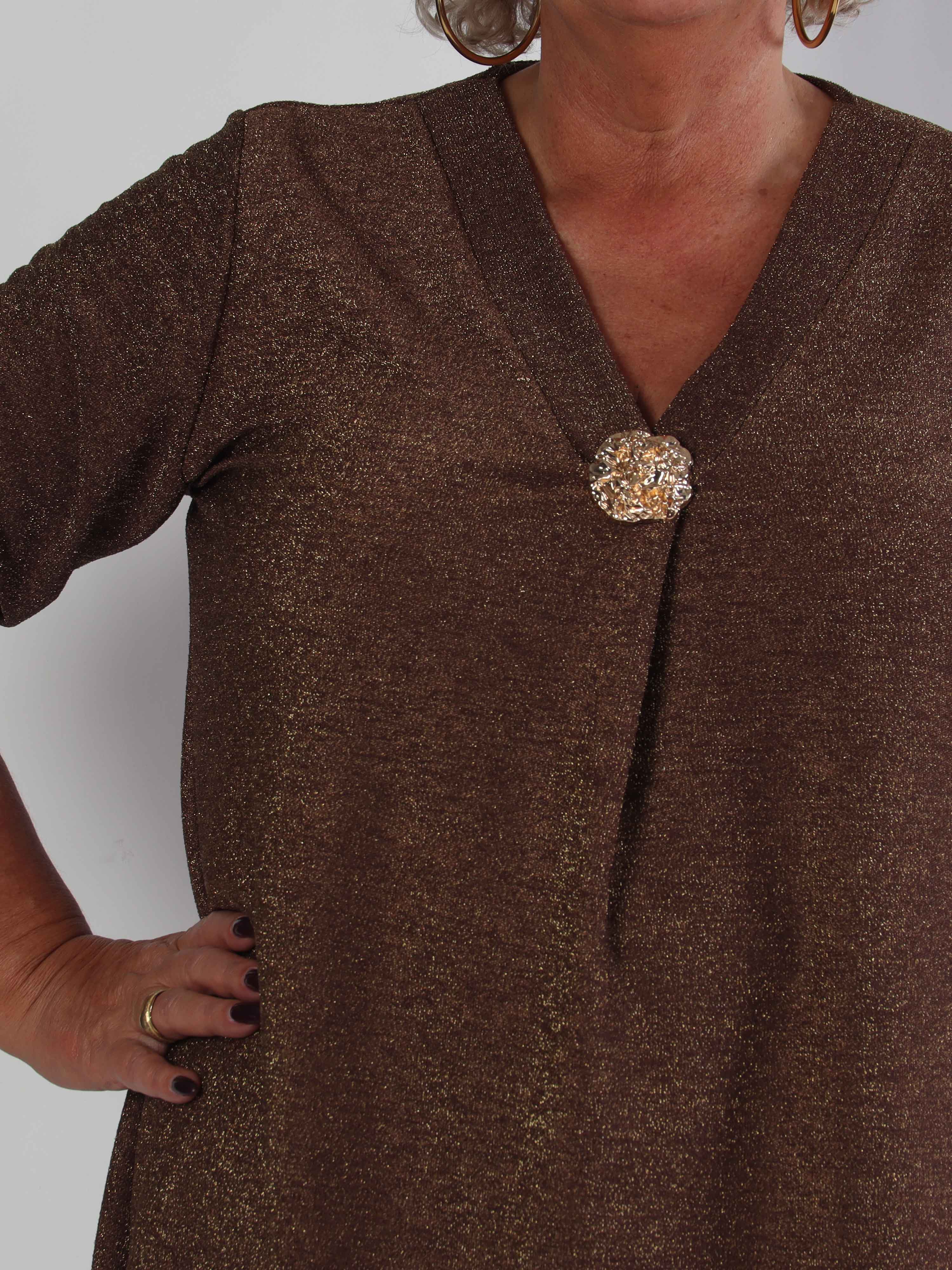 Betty - Sød glitrende plus size tunikakjole med guld broche