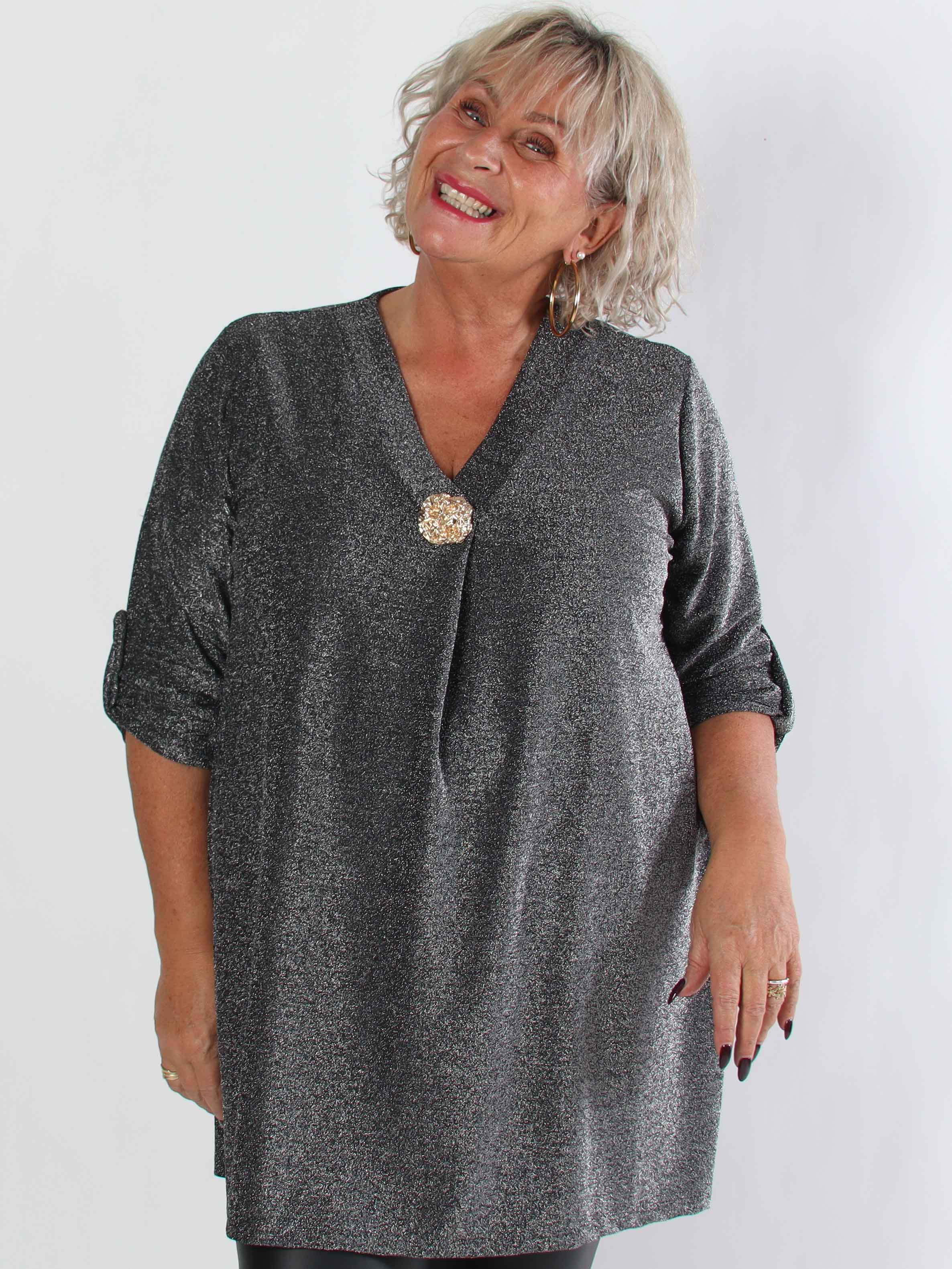 Betty - Sød glitrende plus size tunikakjole med guld broche