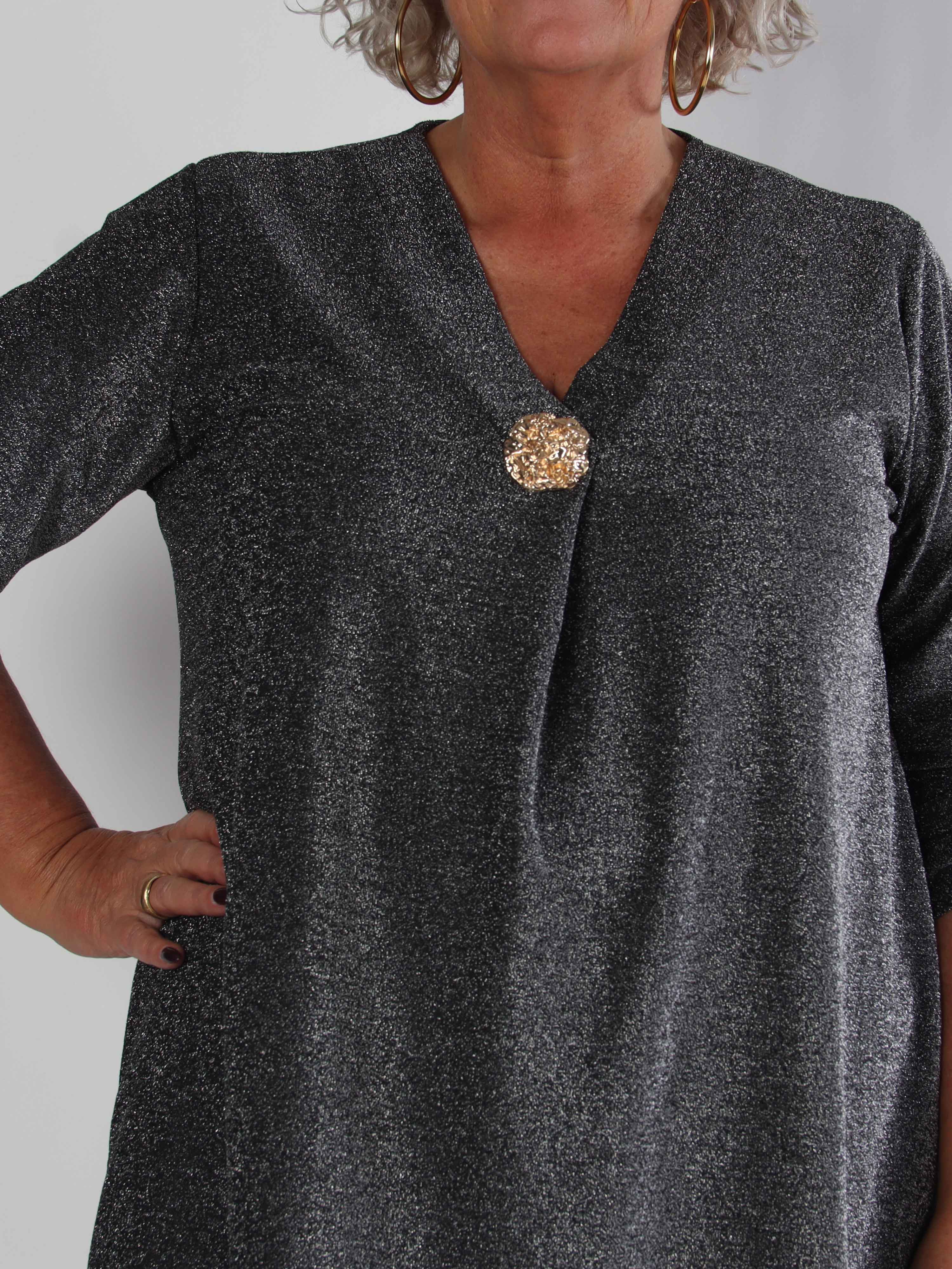 Betty - Sød glitrende plus size tunikakjole med guld broche