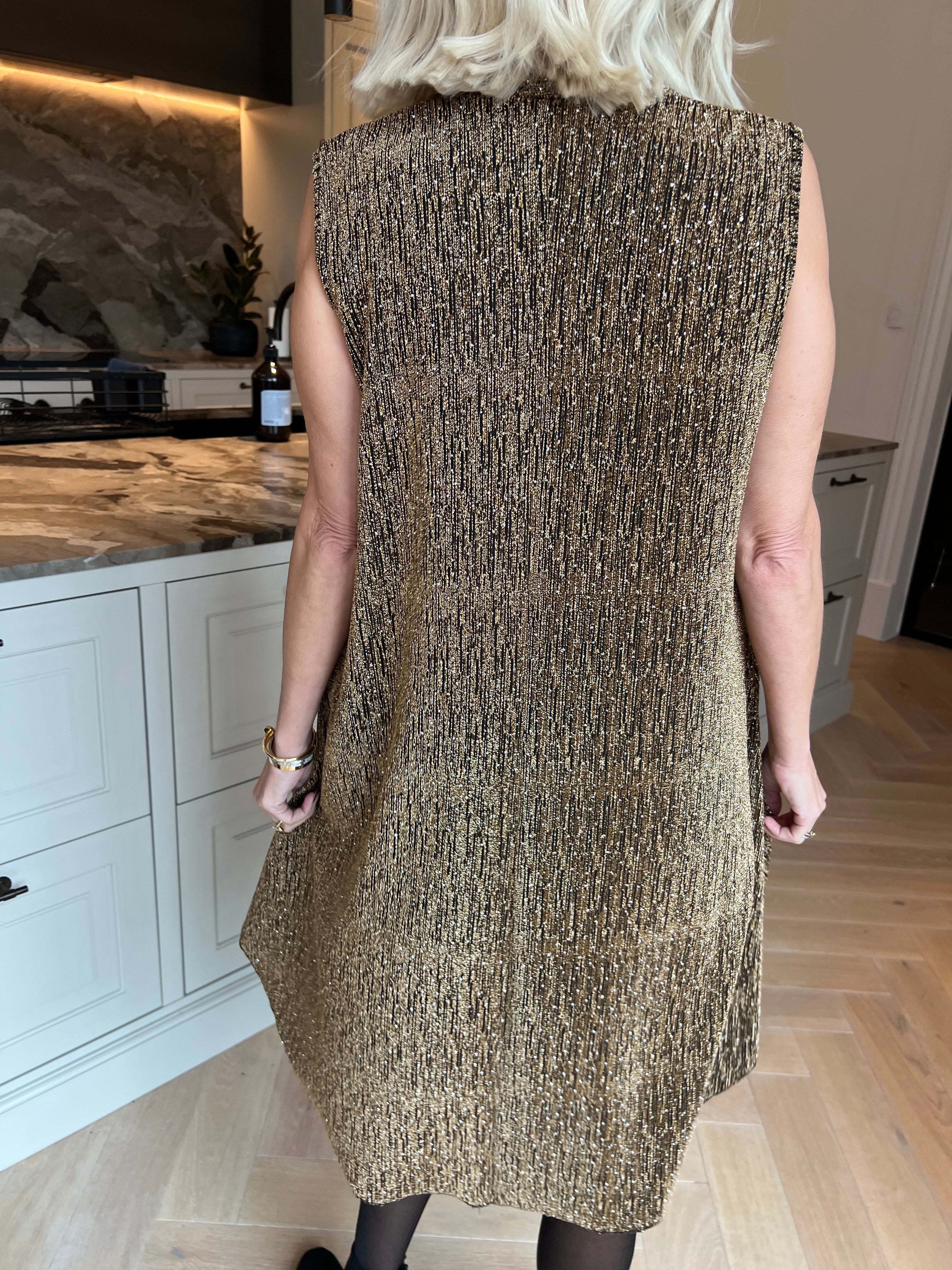 Bibbiana - Stretchy kjole med glitrende glimmertråde, fine similisten og en V-udskæring