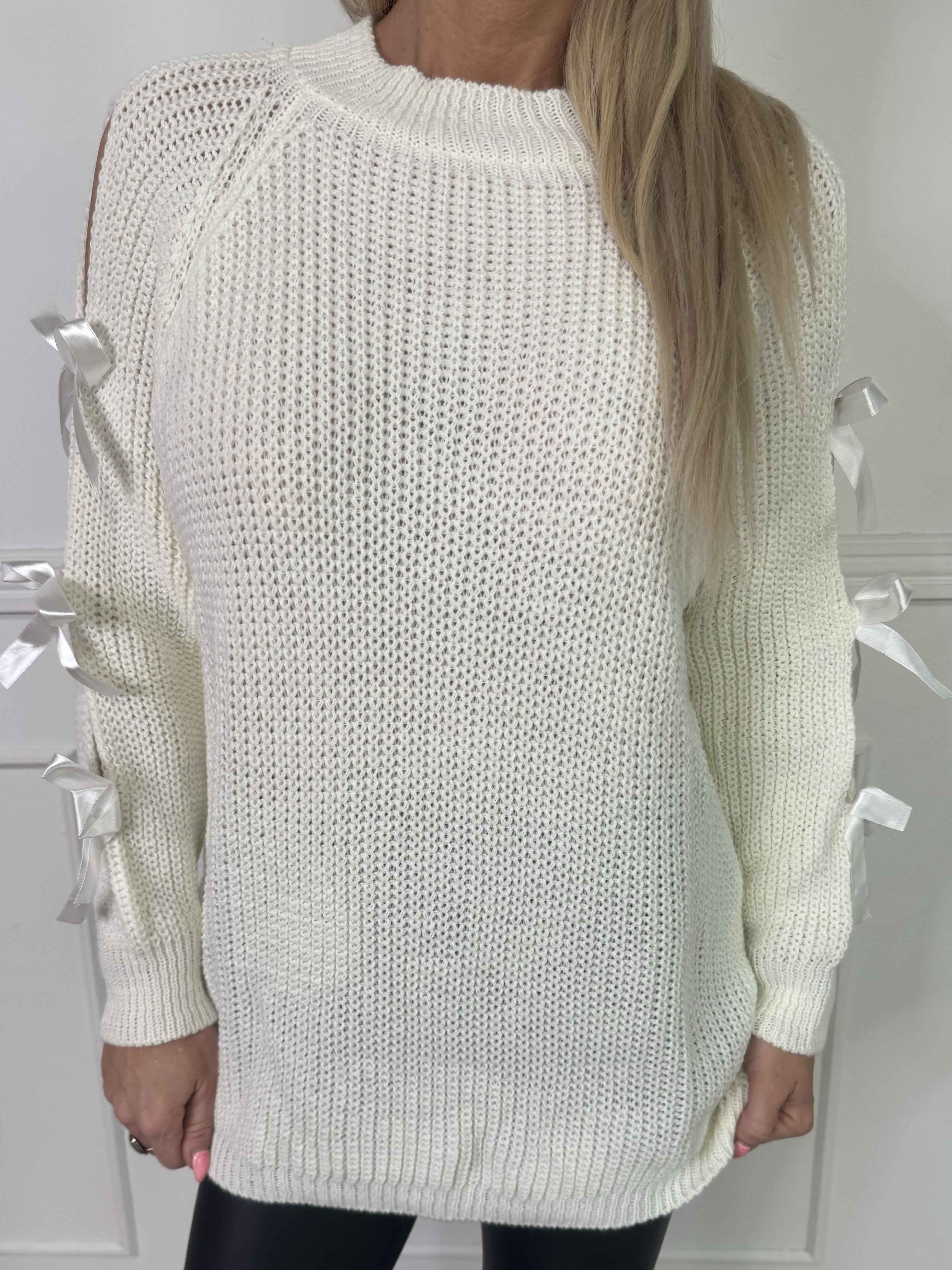 Birtha - Strikbluse med små åbninger og sløjfer på ærmet