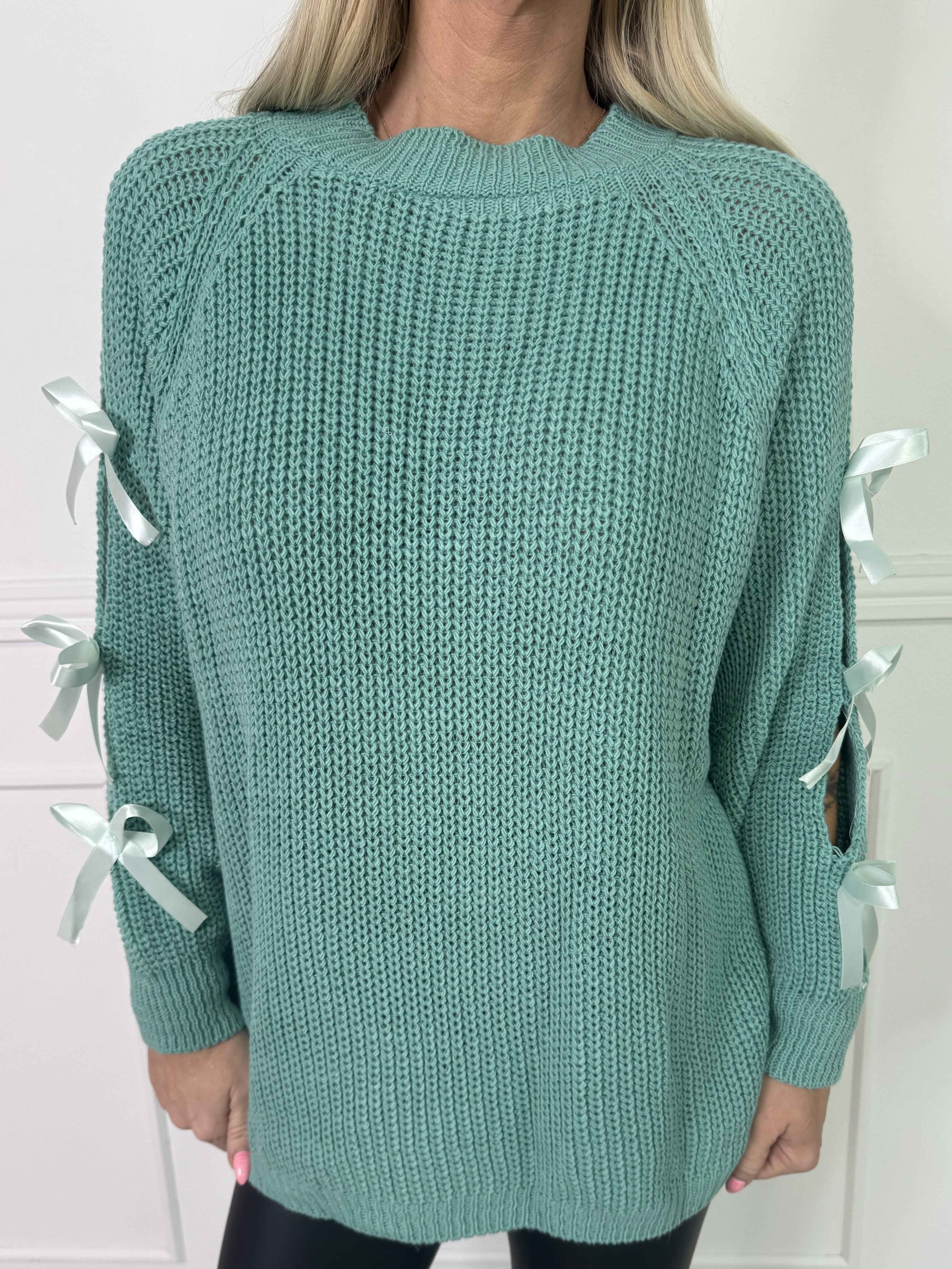 Birtha - Strikbluse med små åbninger og sløjfer på ærmet