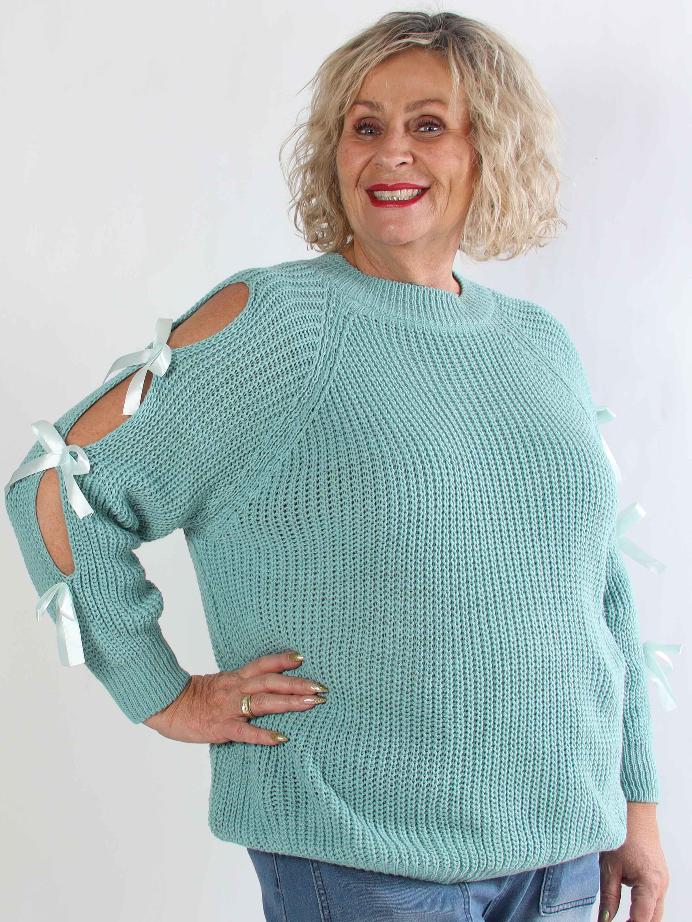 Birtha - Plus size strikbluse med små åbninger og sløjfer på ærmet