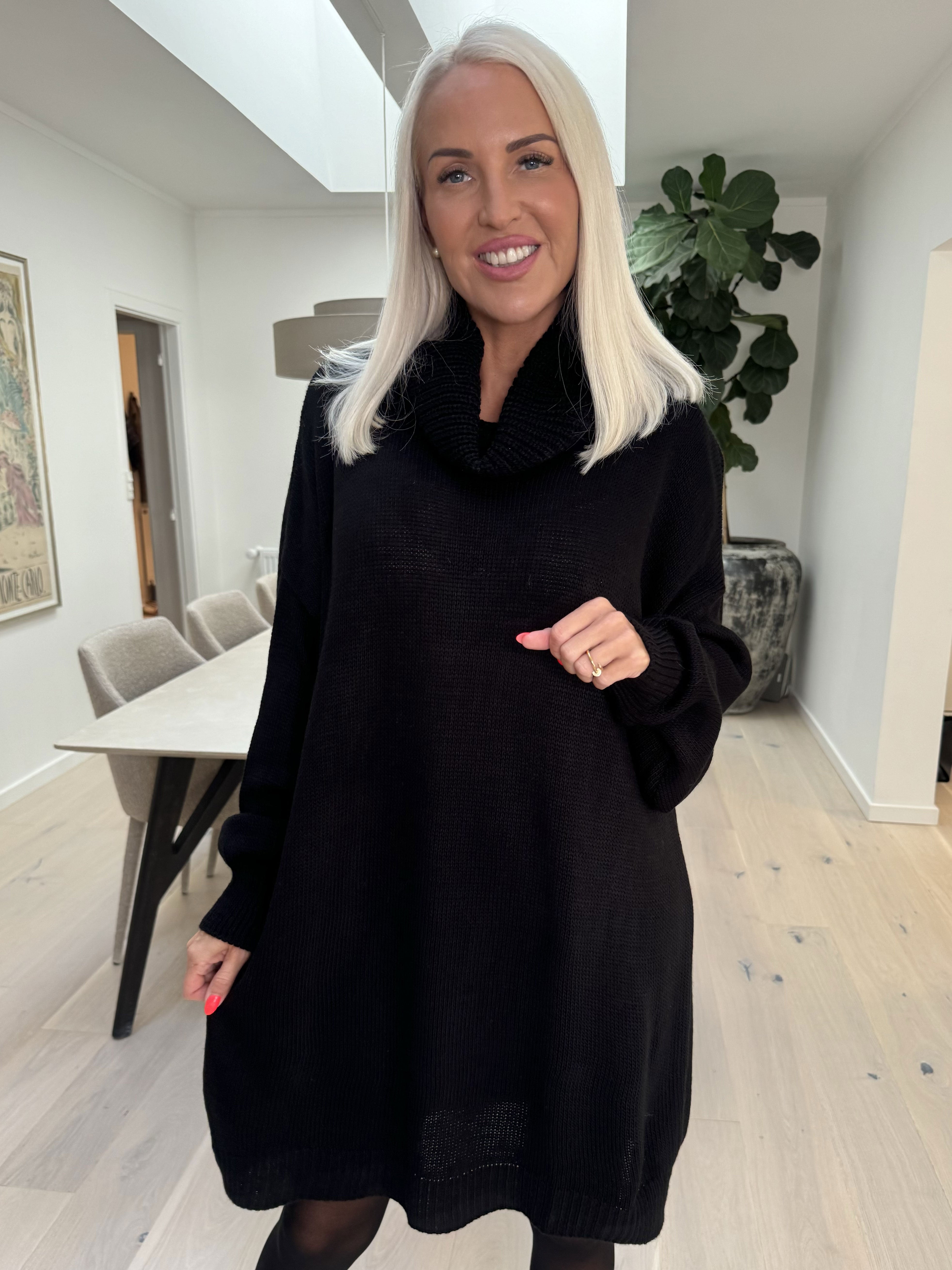 Blair - Ensfarvet strikkjole med turtleneck