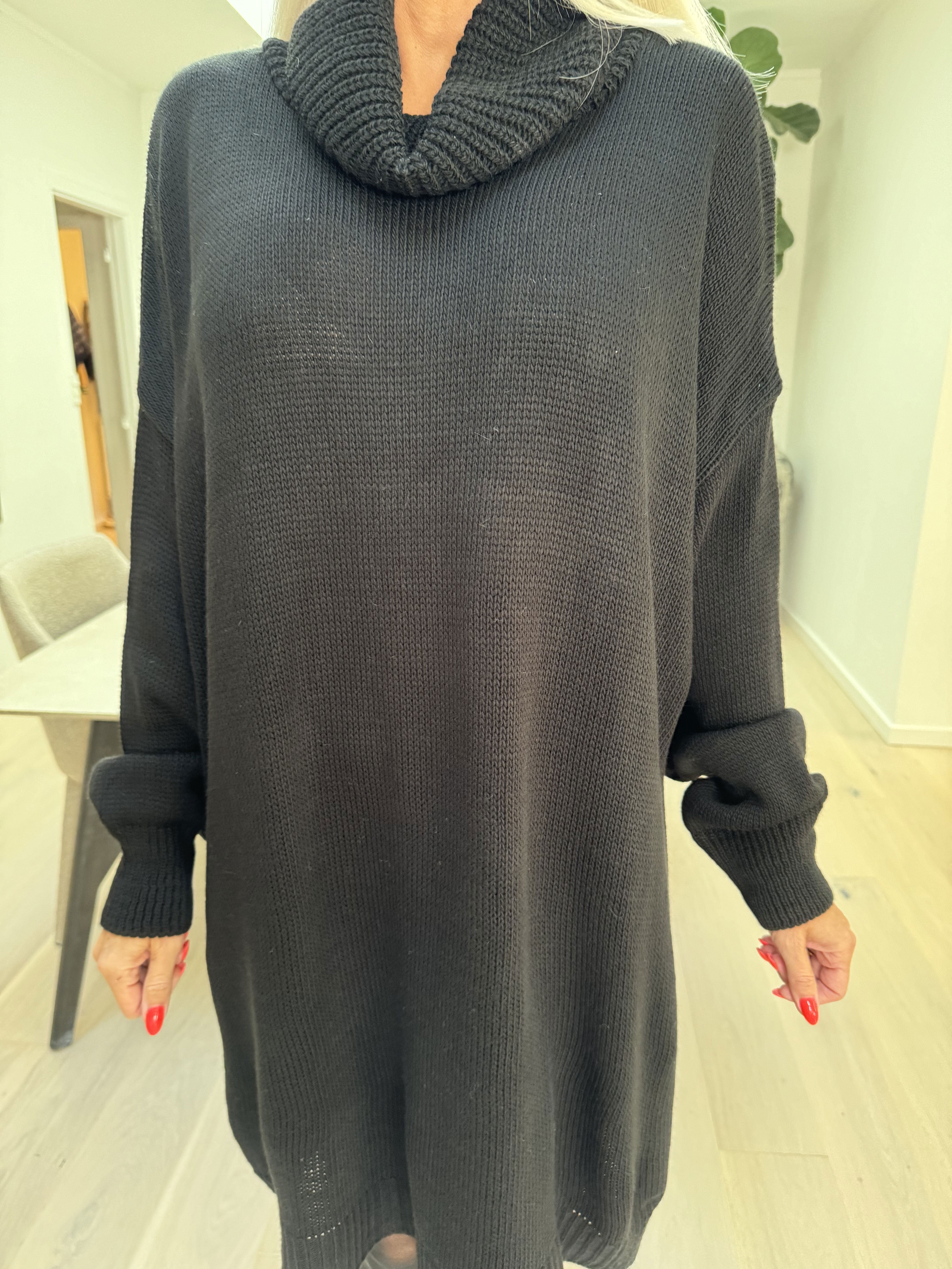 Blair - Ensfarvet strikkjole med turtleneck