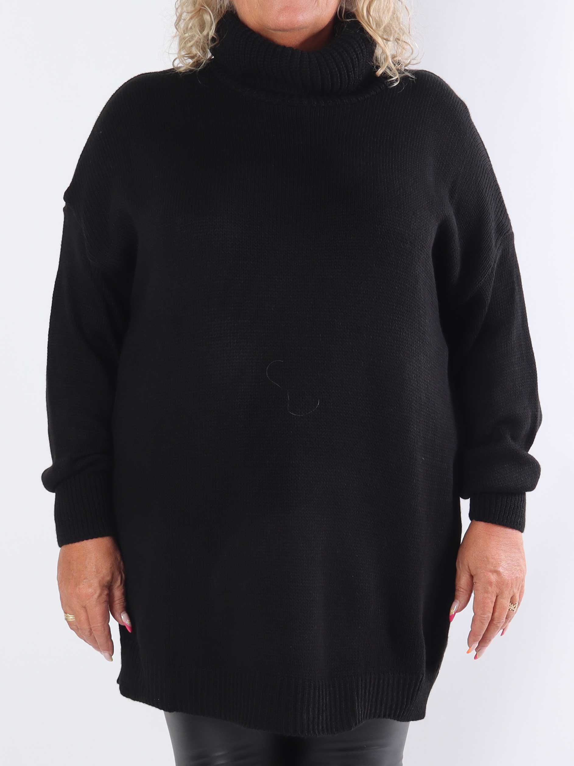 Blair - Ensfarvet plus size strikkjole med turtleneck