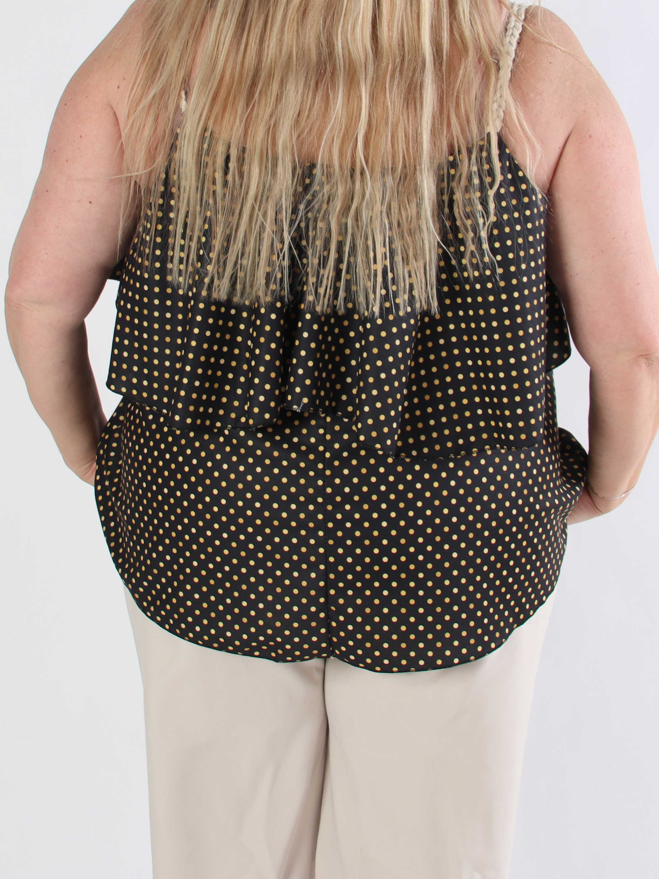 Blanca Dot Top - Prikket plus size top med flæsekant og flettede stropper