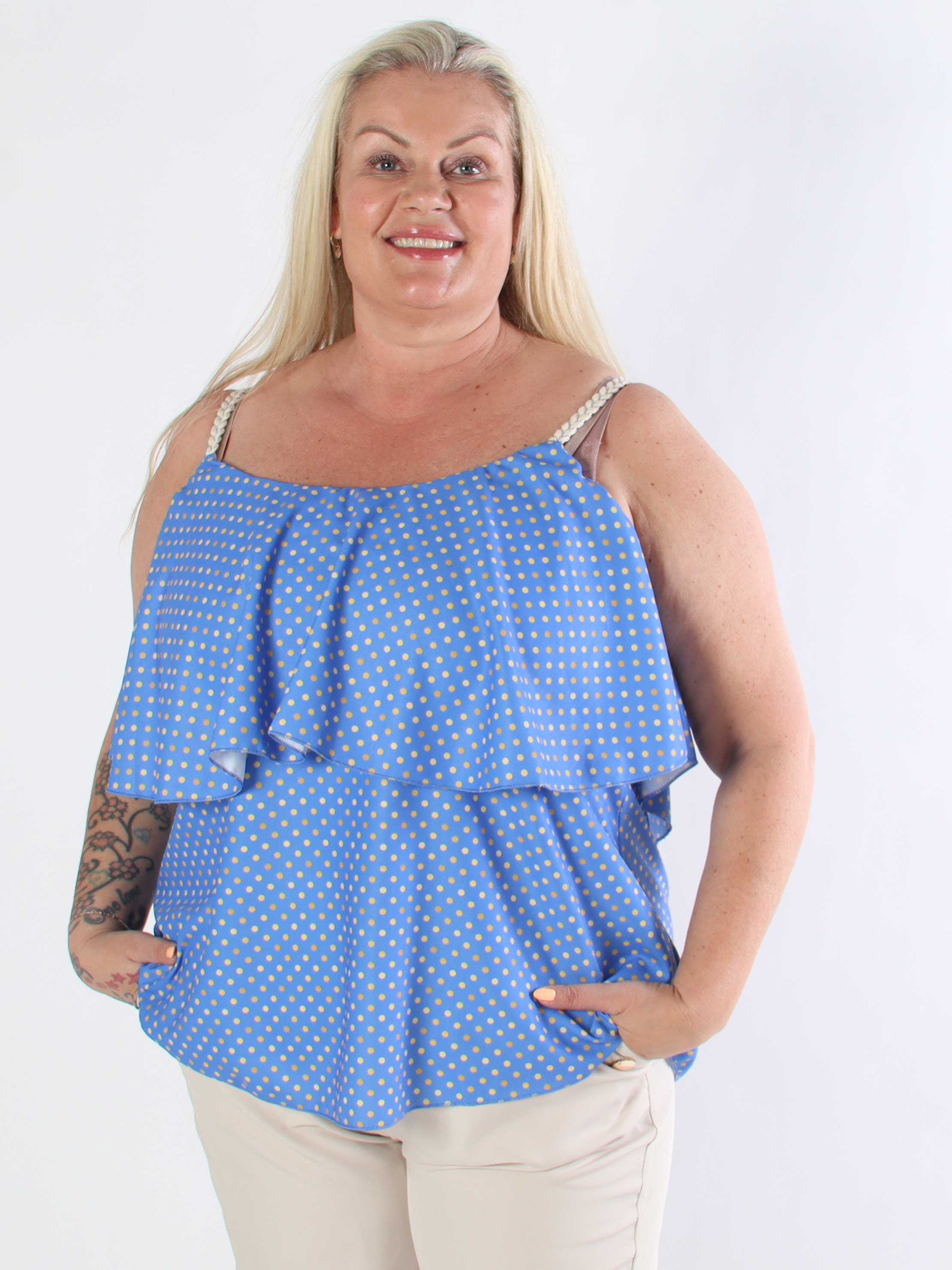 Blanca Dot Top - Prikket plus size top med flæsekant og flettede stropper