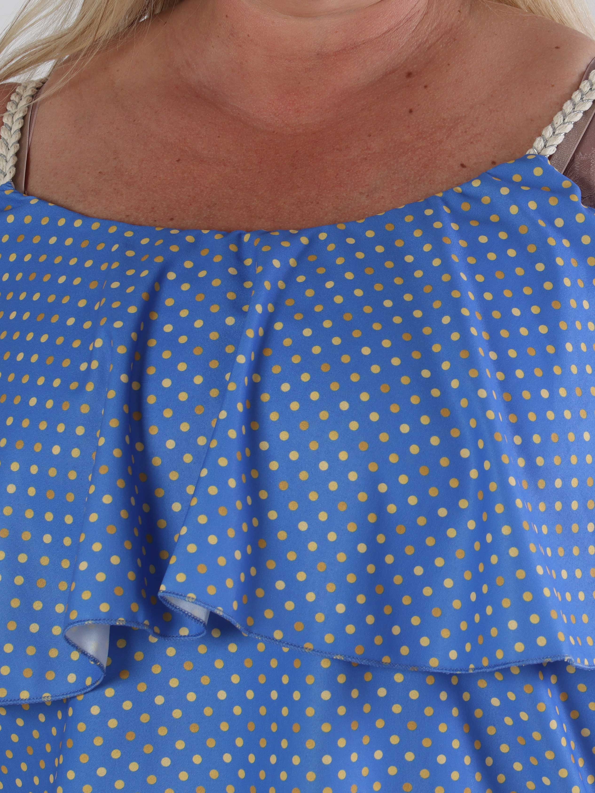 Blanca Dot Top - Prikket plus size top med flæsekant og flettede stropper