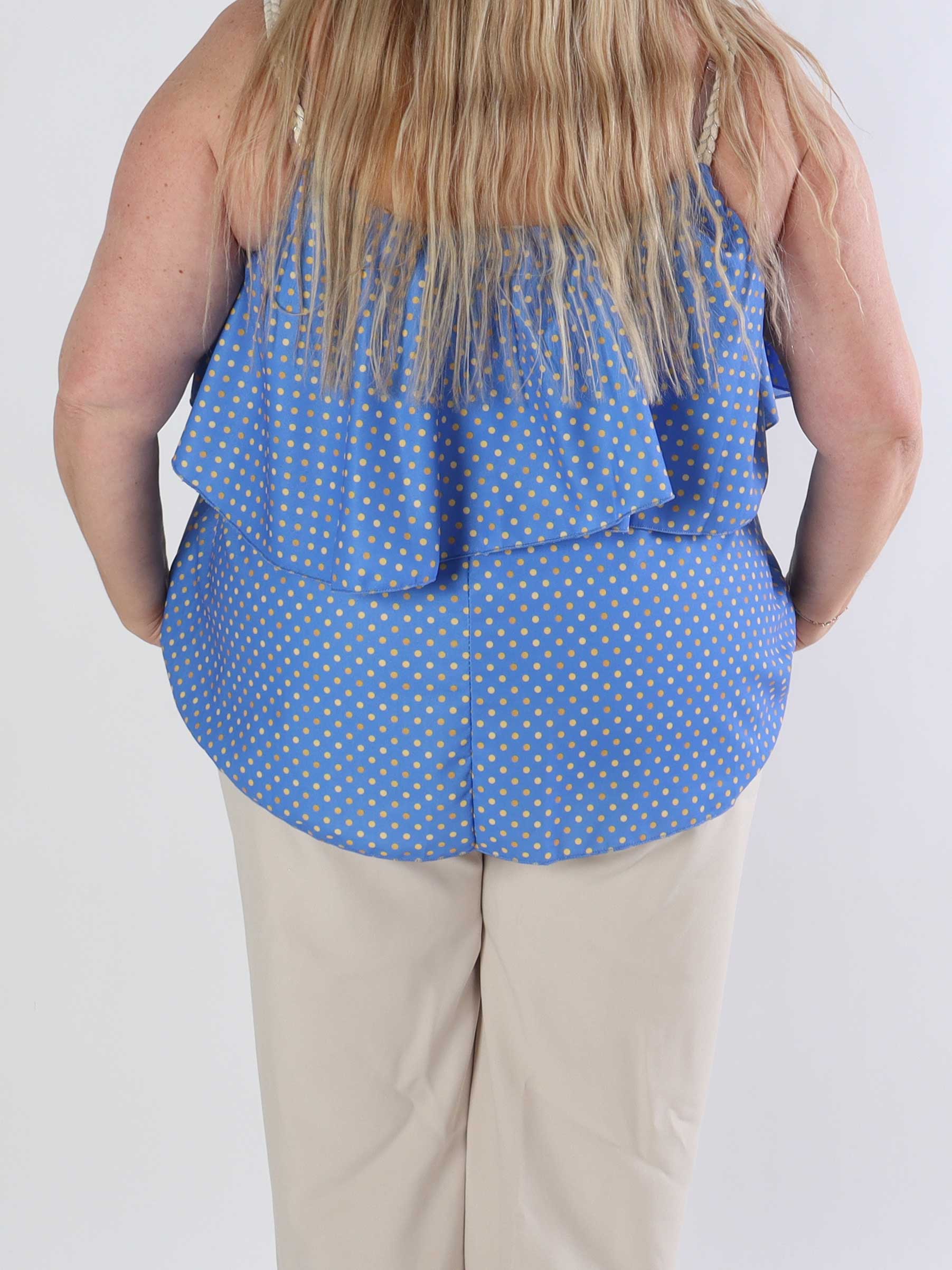 Blanca Dot Top - Prikket plus size top med flæsekant og flettede stropper