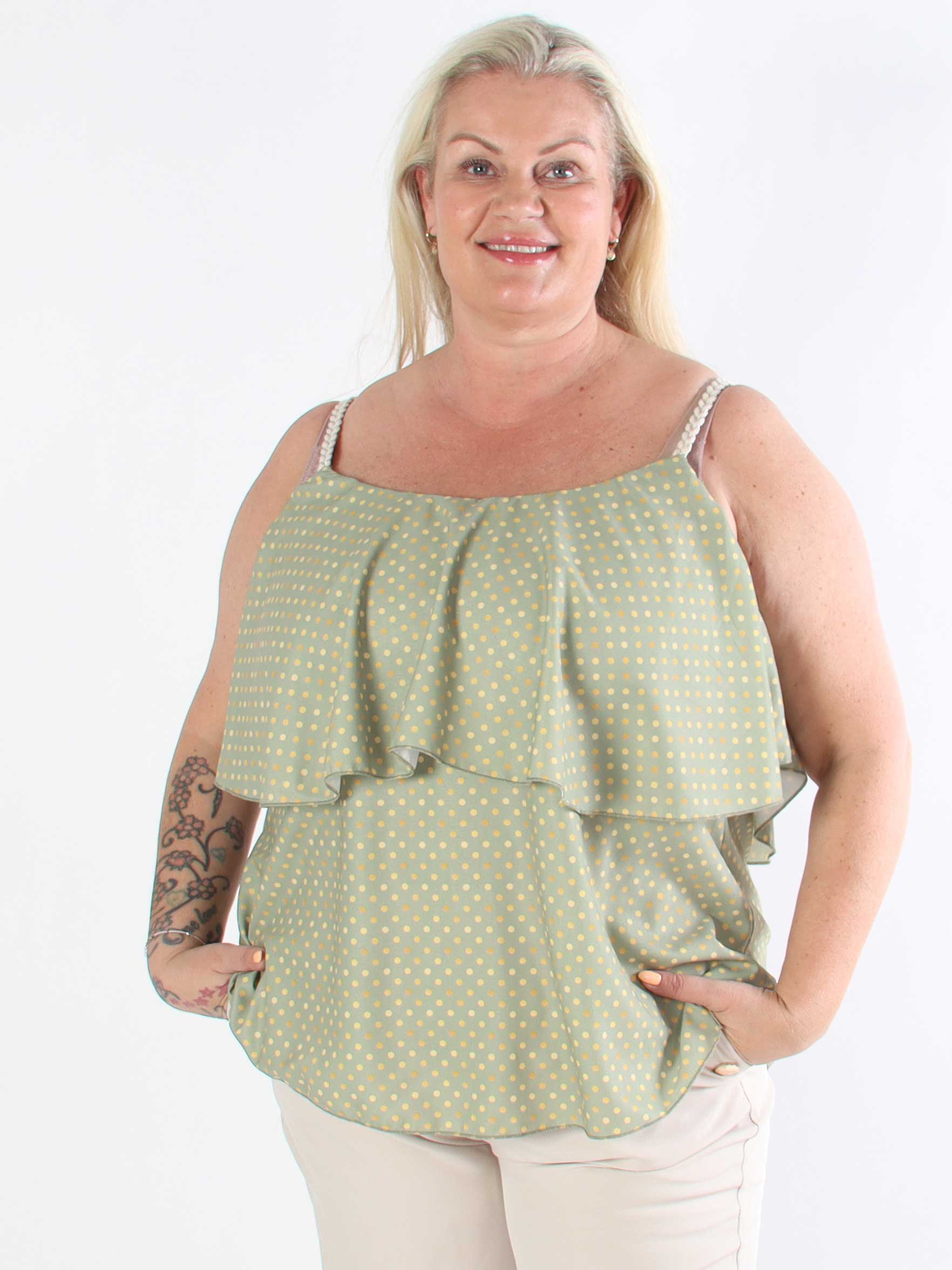 Blanca Dot Top - Prikket plus size top med flæsekant og flettede stropper