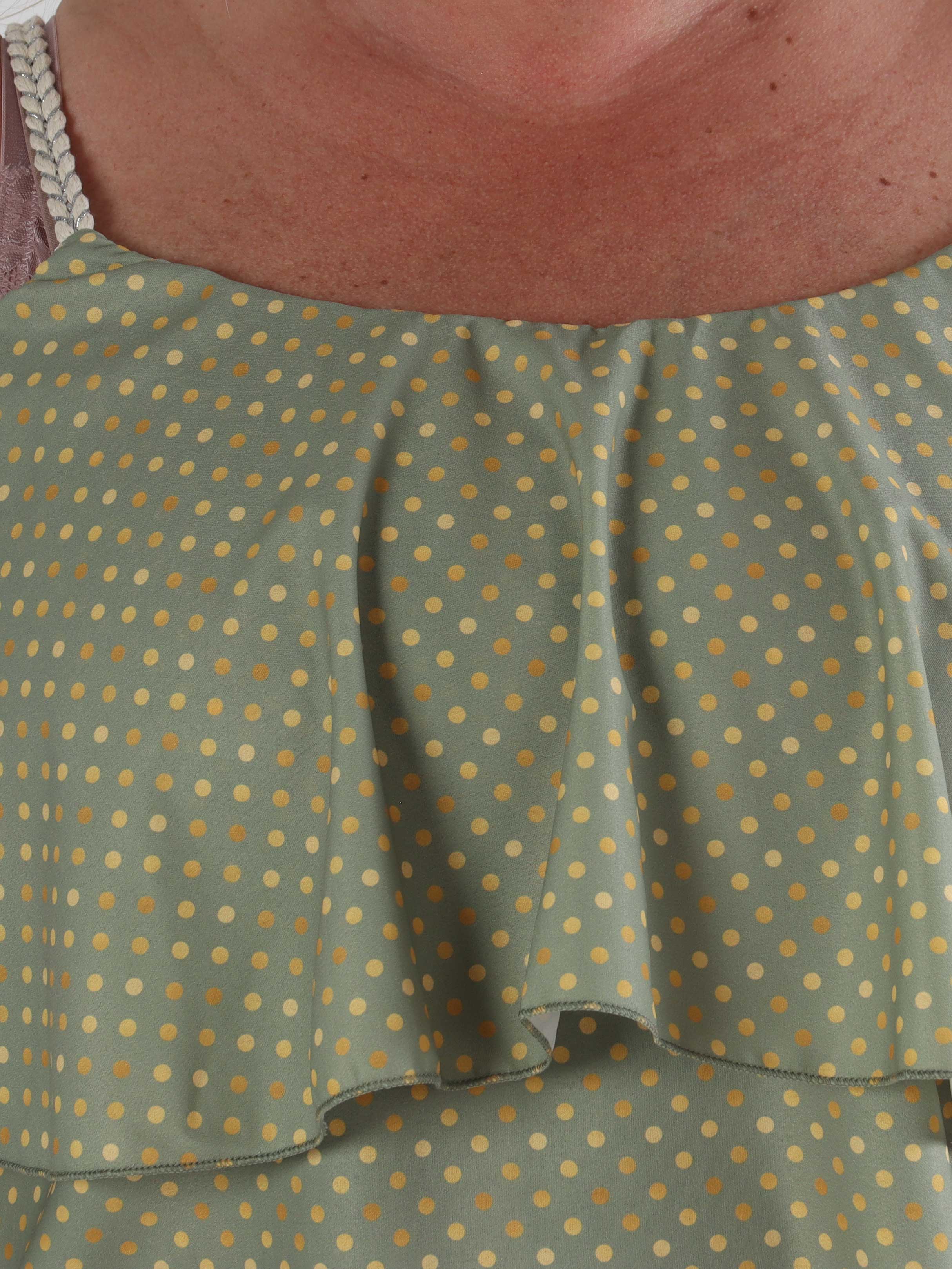 Blanca Dot Top - Prikket plus size top med flæsekant og flettede stropper