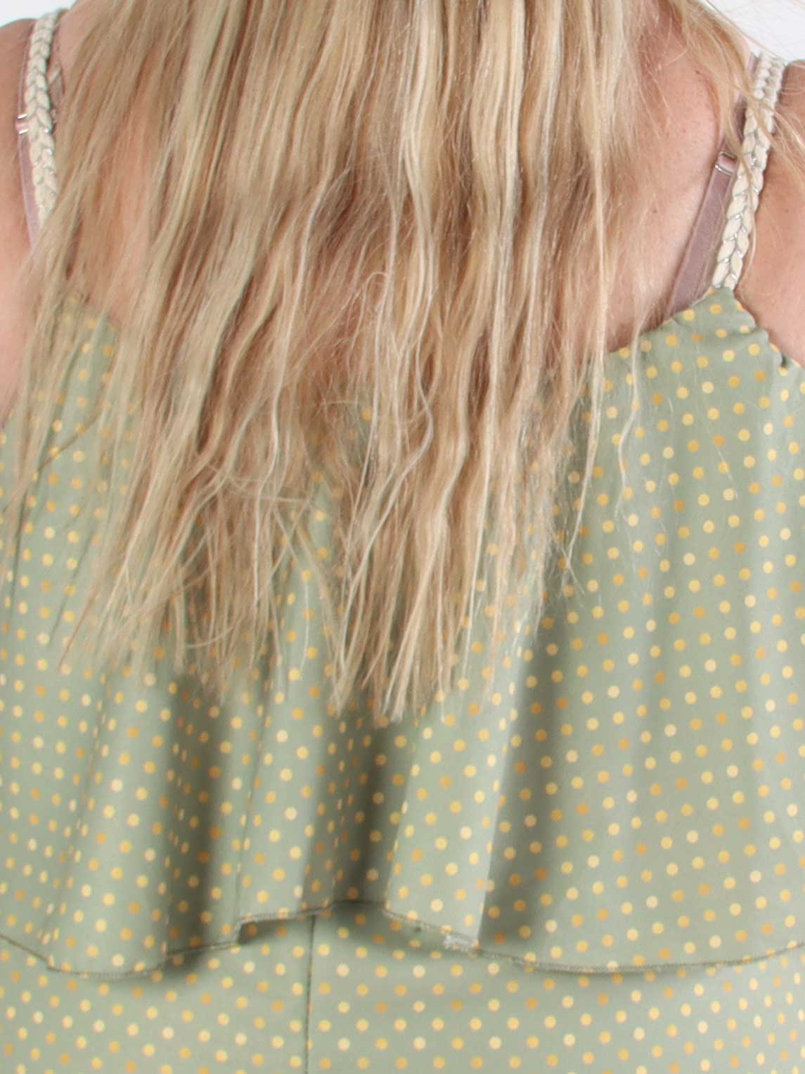 Blanca Dot Top - Prikket plus size top med flæsekant og flettede stropper