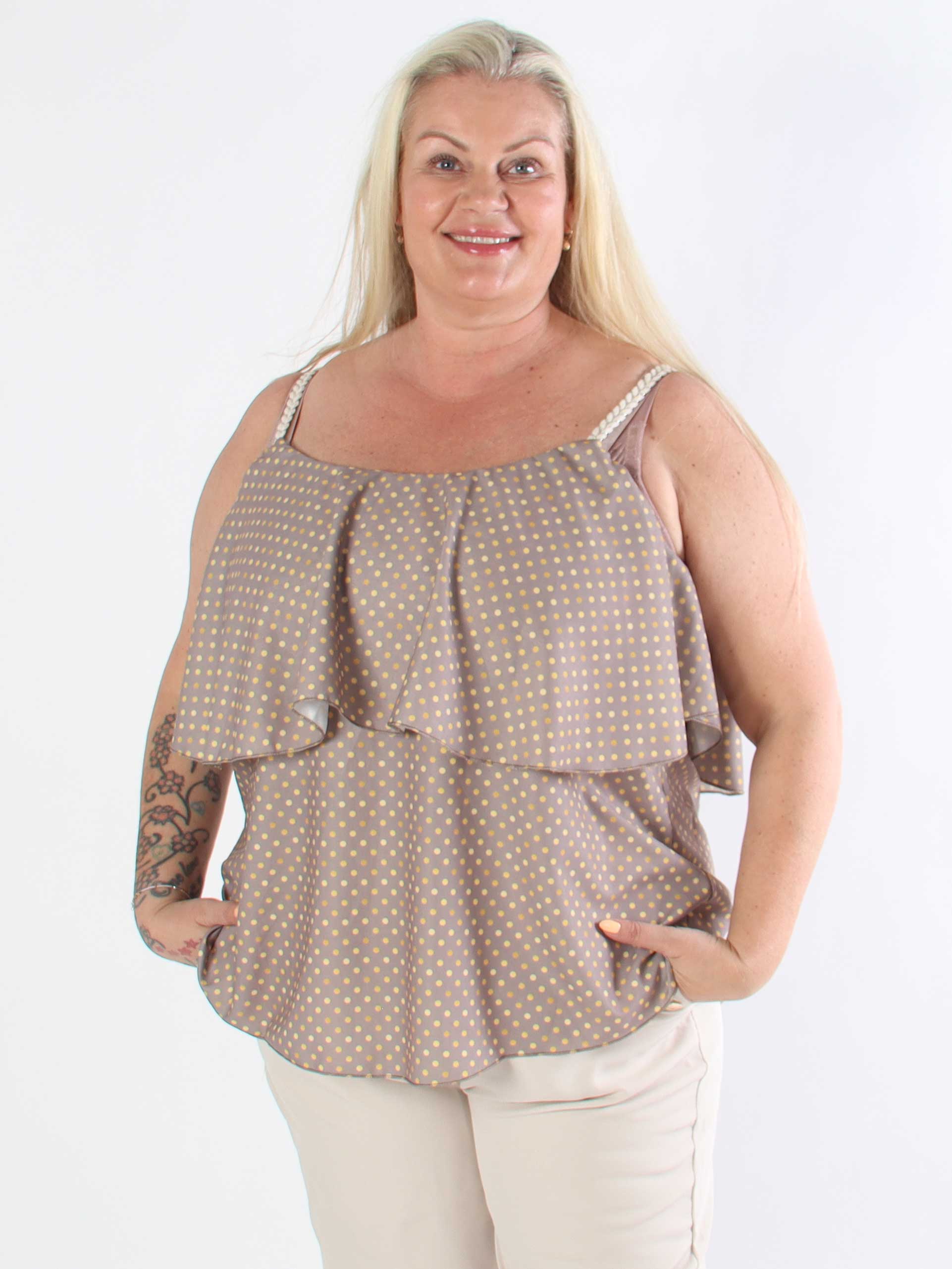 Blanca Dot Top - Prikket plus size top med flæsekant og flettede stropper