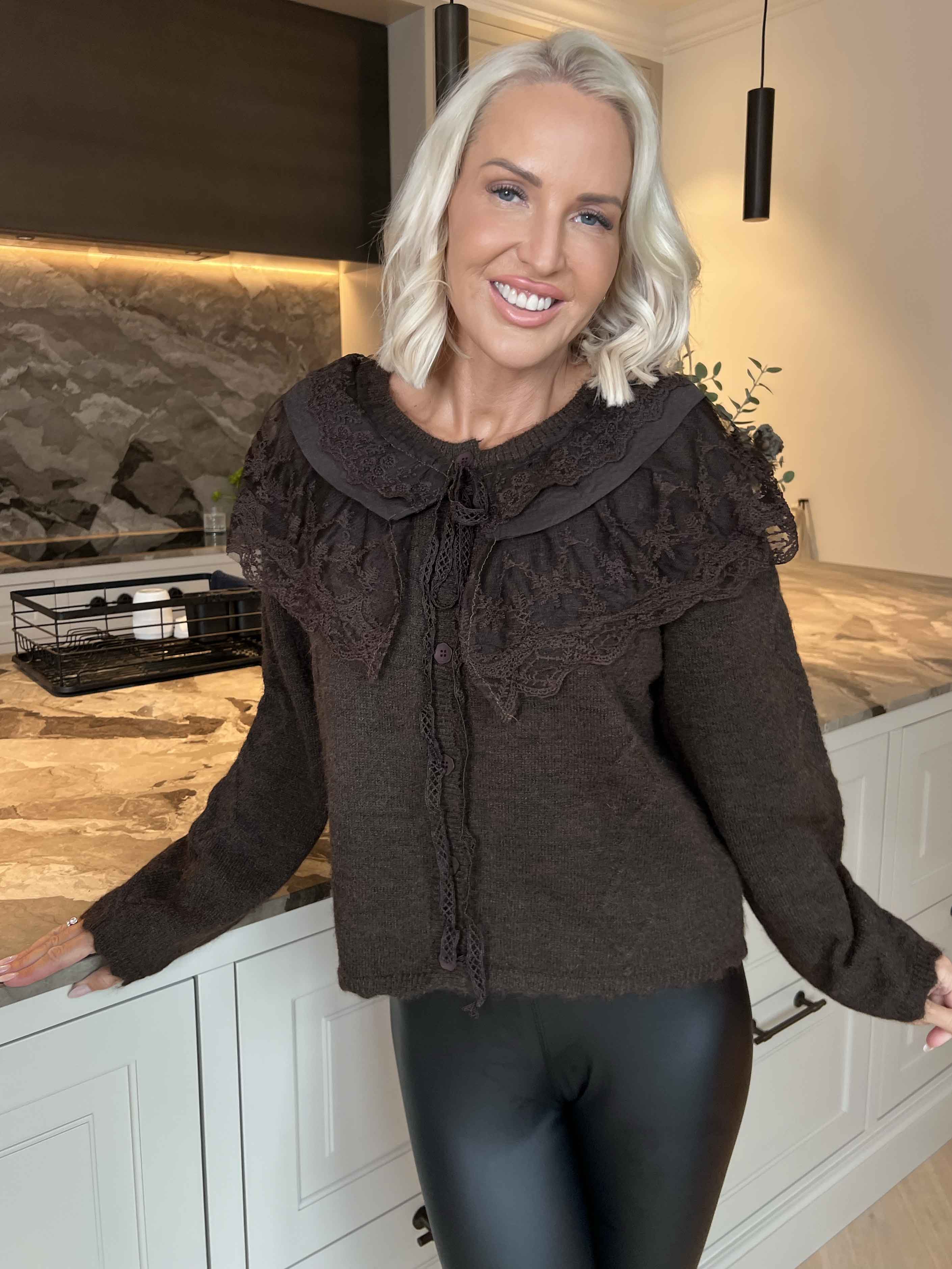 Bologna - Feminin strikcardigan med fine flæse- og blondedetaljer