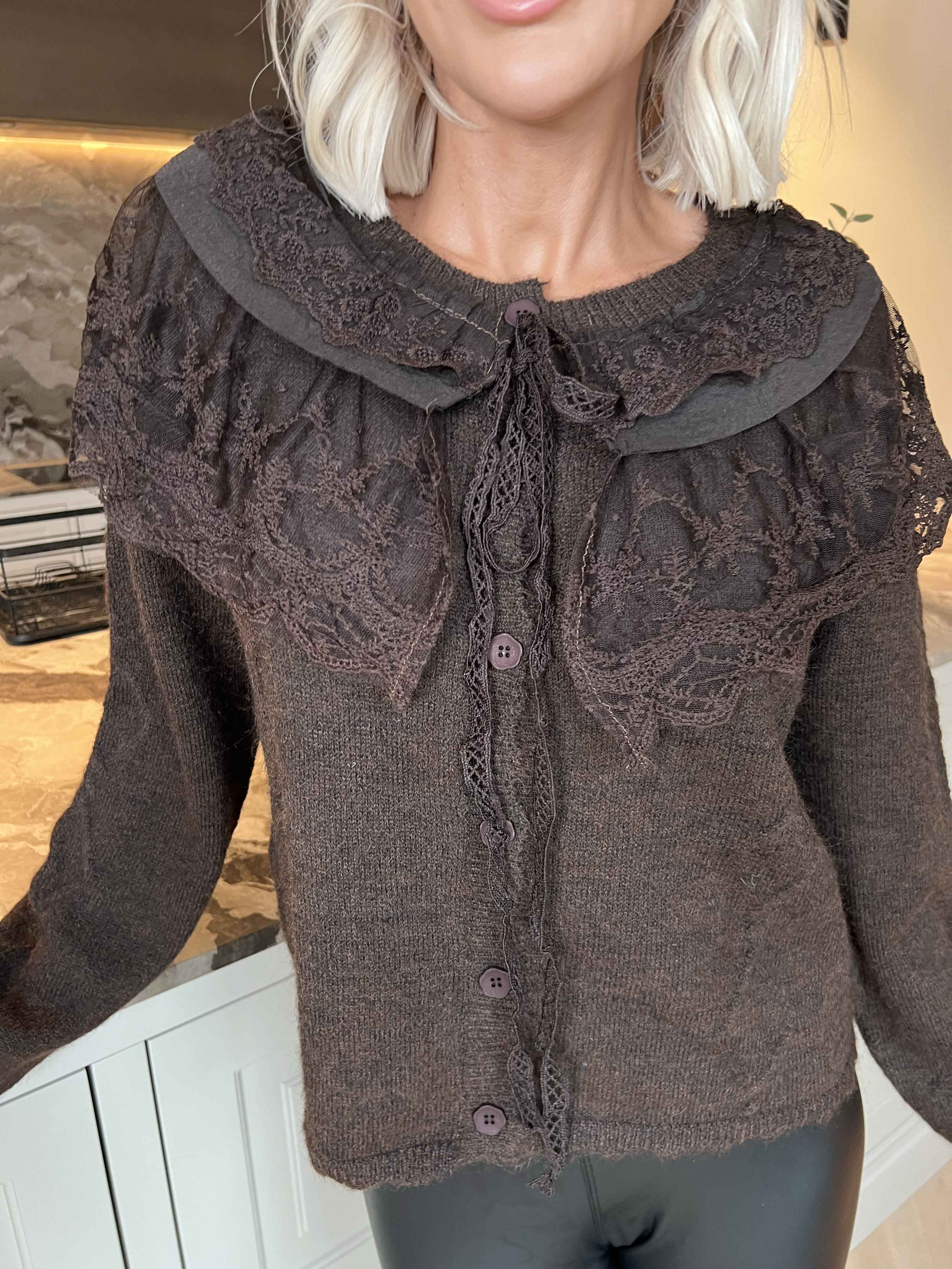 Bologna - Feminin strikcardigan med fine flæse- og blondedetaljer