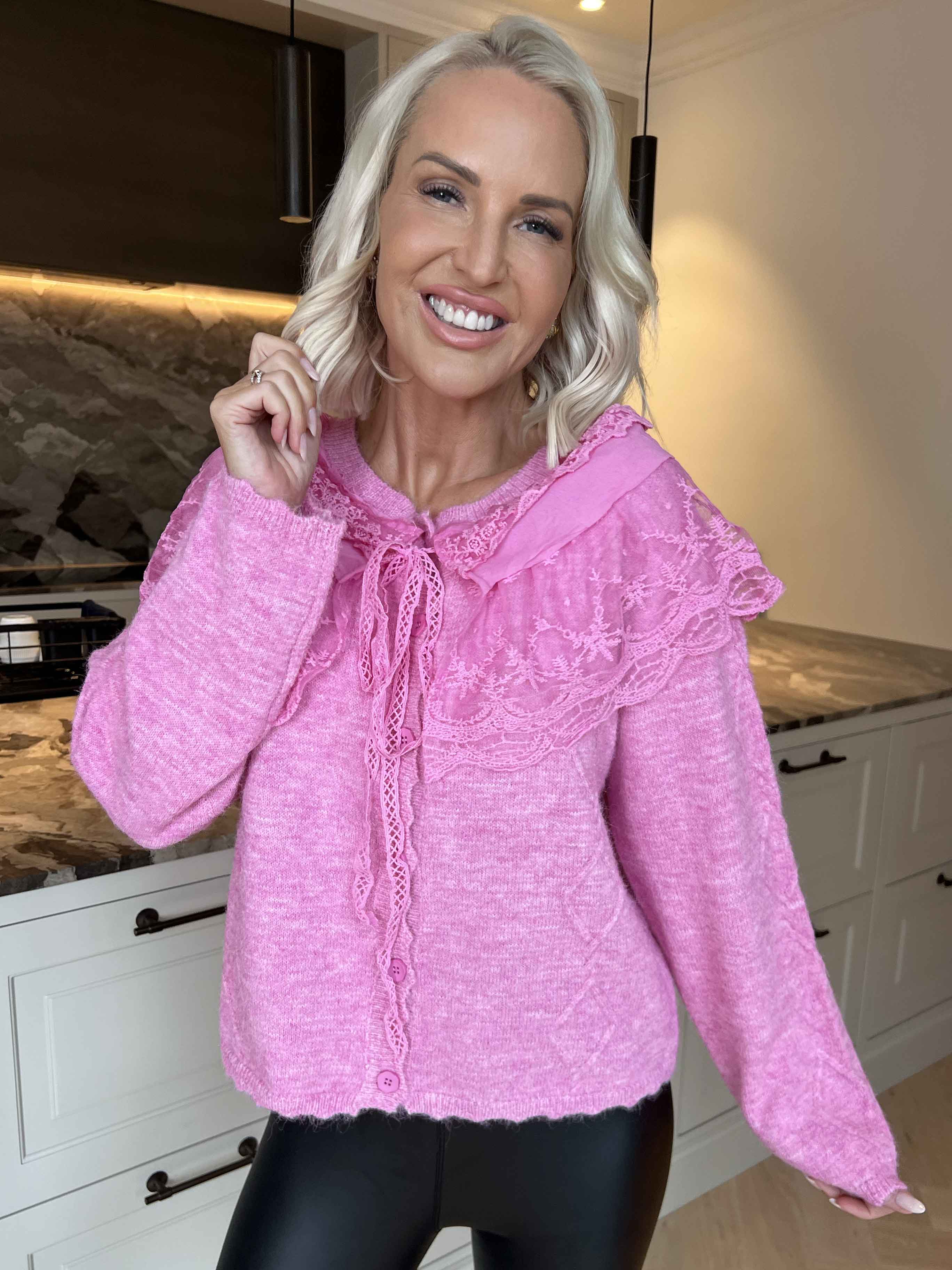 Bologna - Feminin strikcardigan med fine flæse- og blondedetaljer