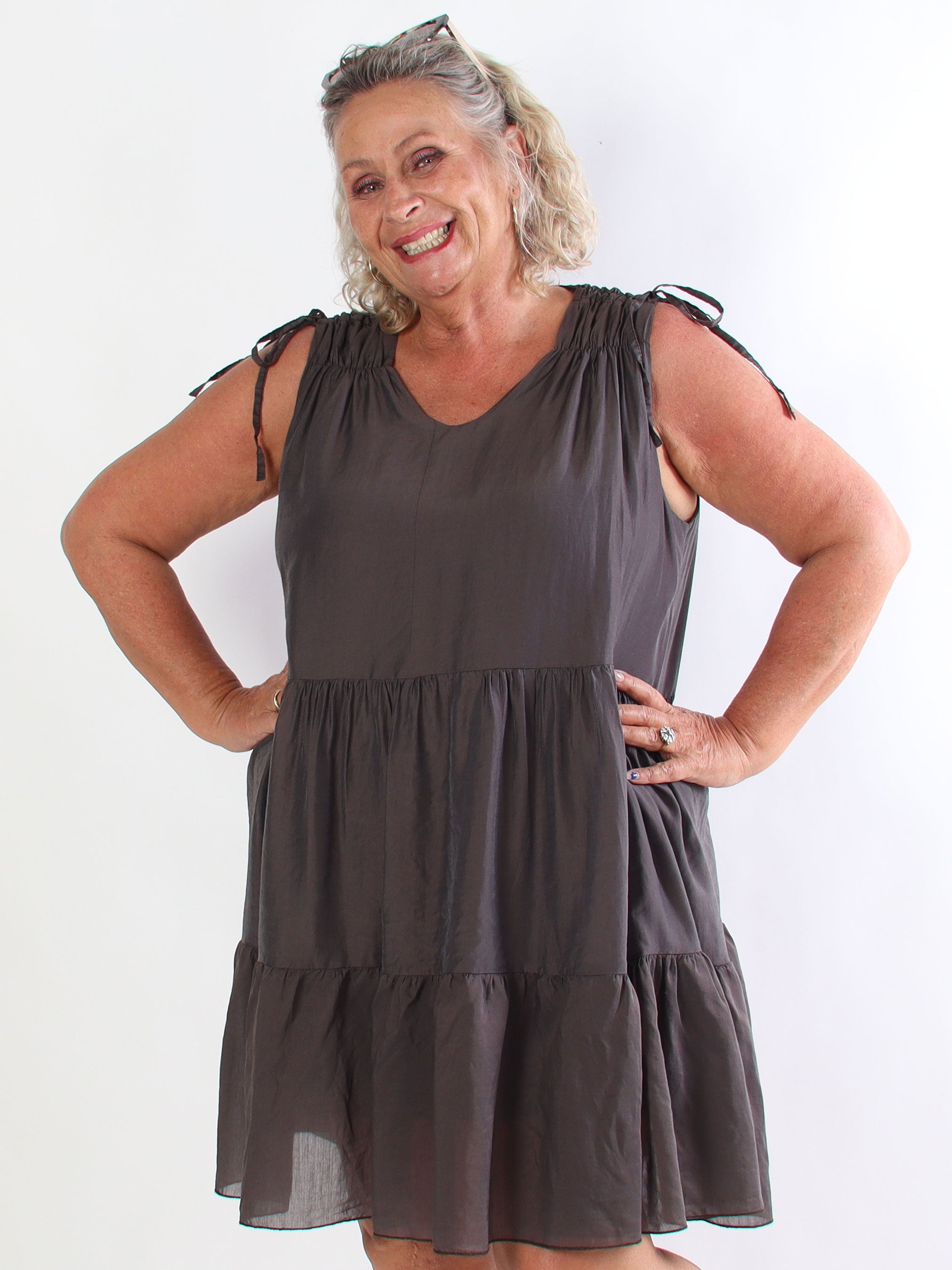 Branka - Lag-på-lag plus size kjole med fine rynkedetaljer ved skuldrene