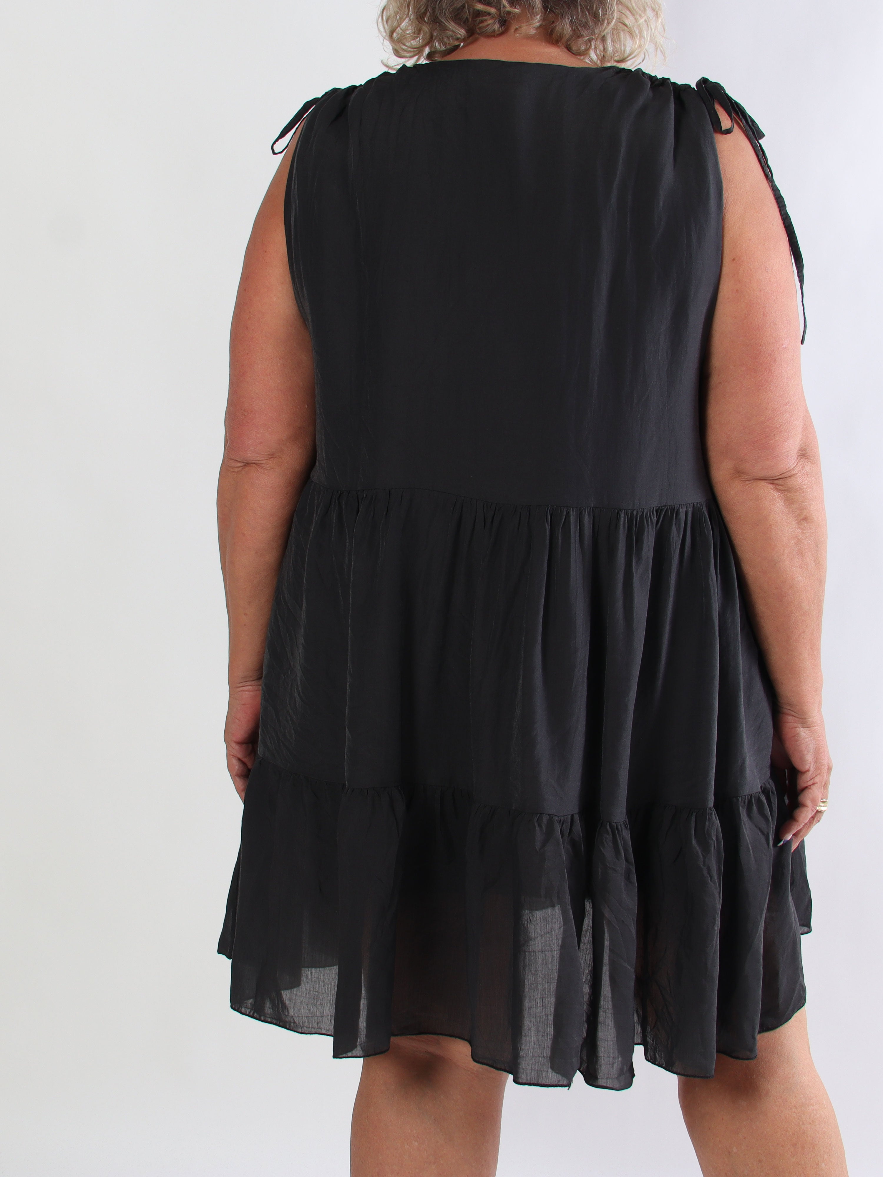 Branka - Lag-på-lag plus size kjole med fine rynkedetaljer ved skuldrene