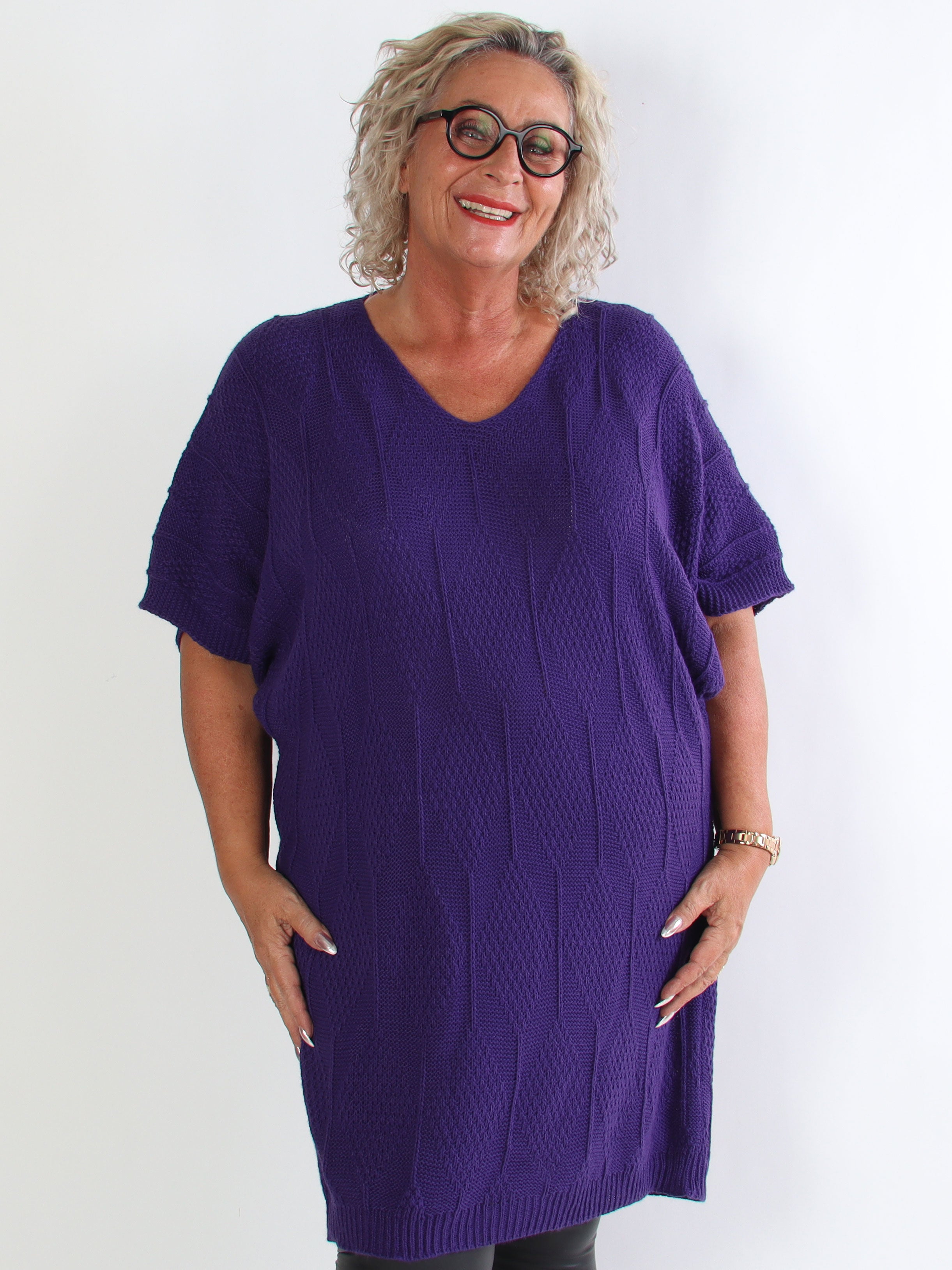 Brenda - Plus size strikkjole med korte ærmer