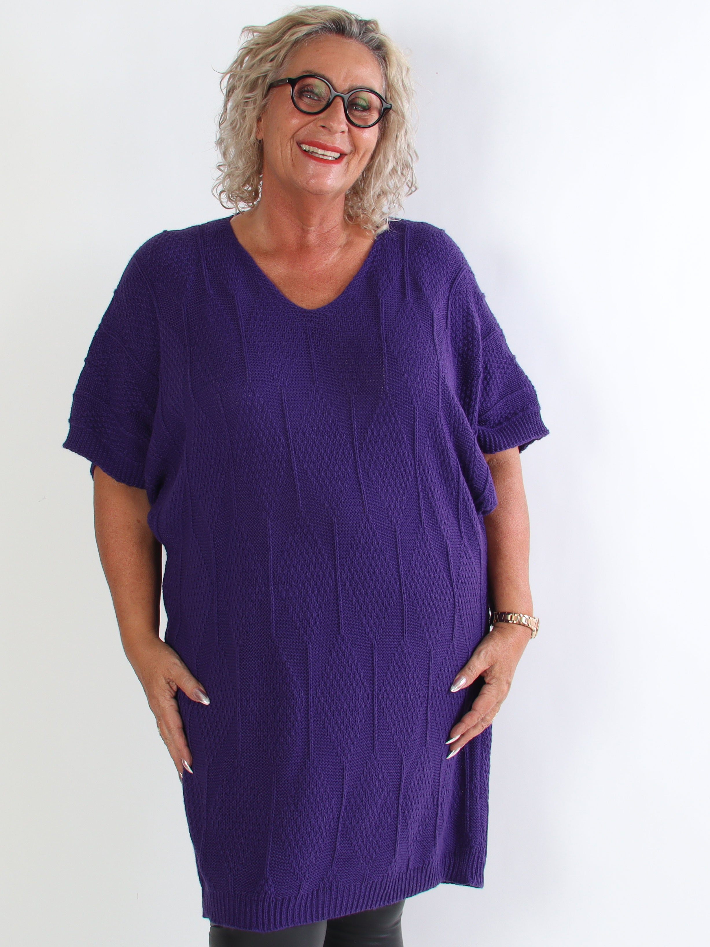 Brenda - Plus size strikkjole med korte ærmer