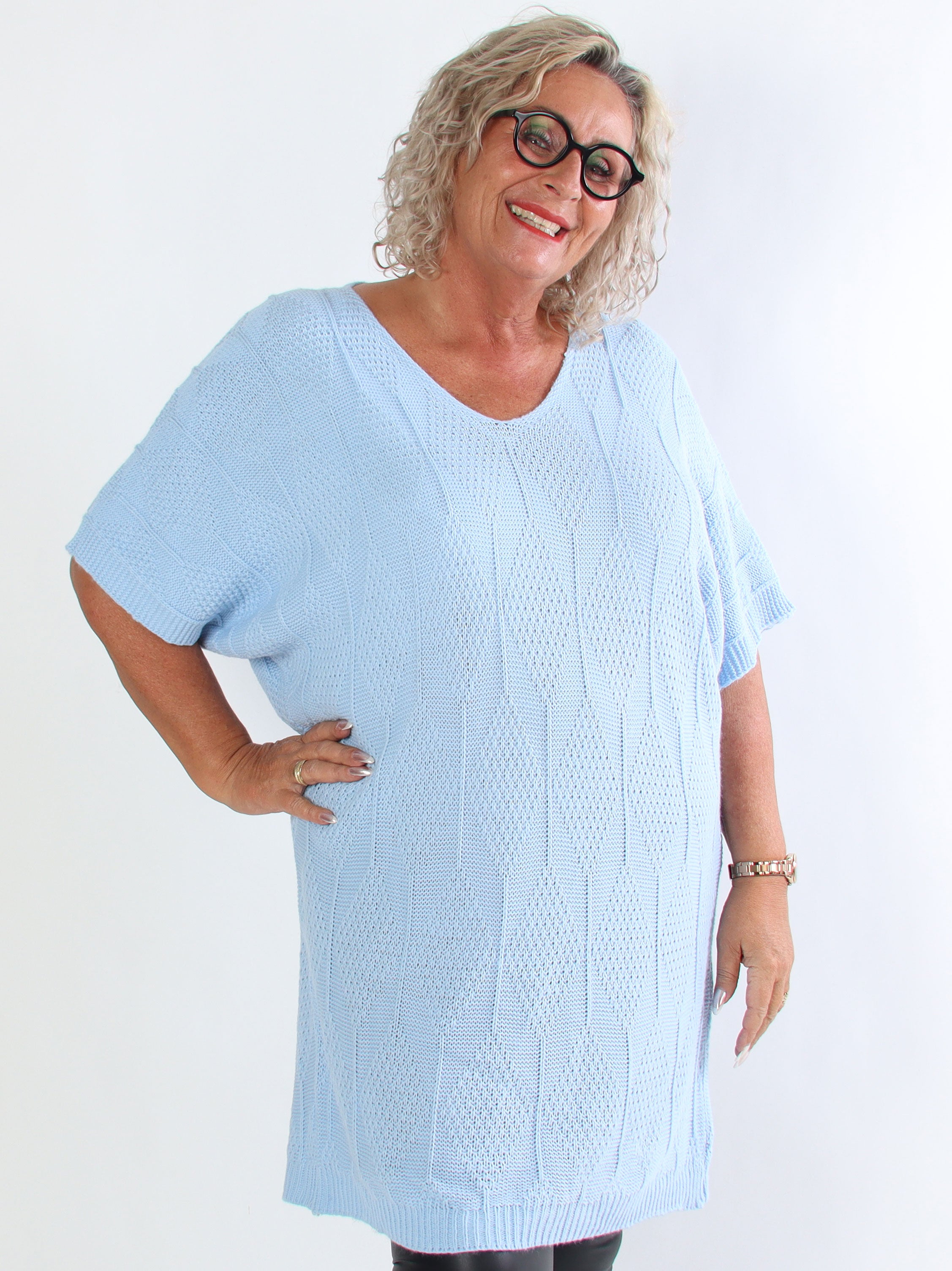 Brenda - Plus size strikkjole med korte ærmer